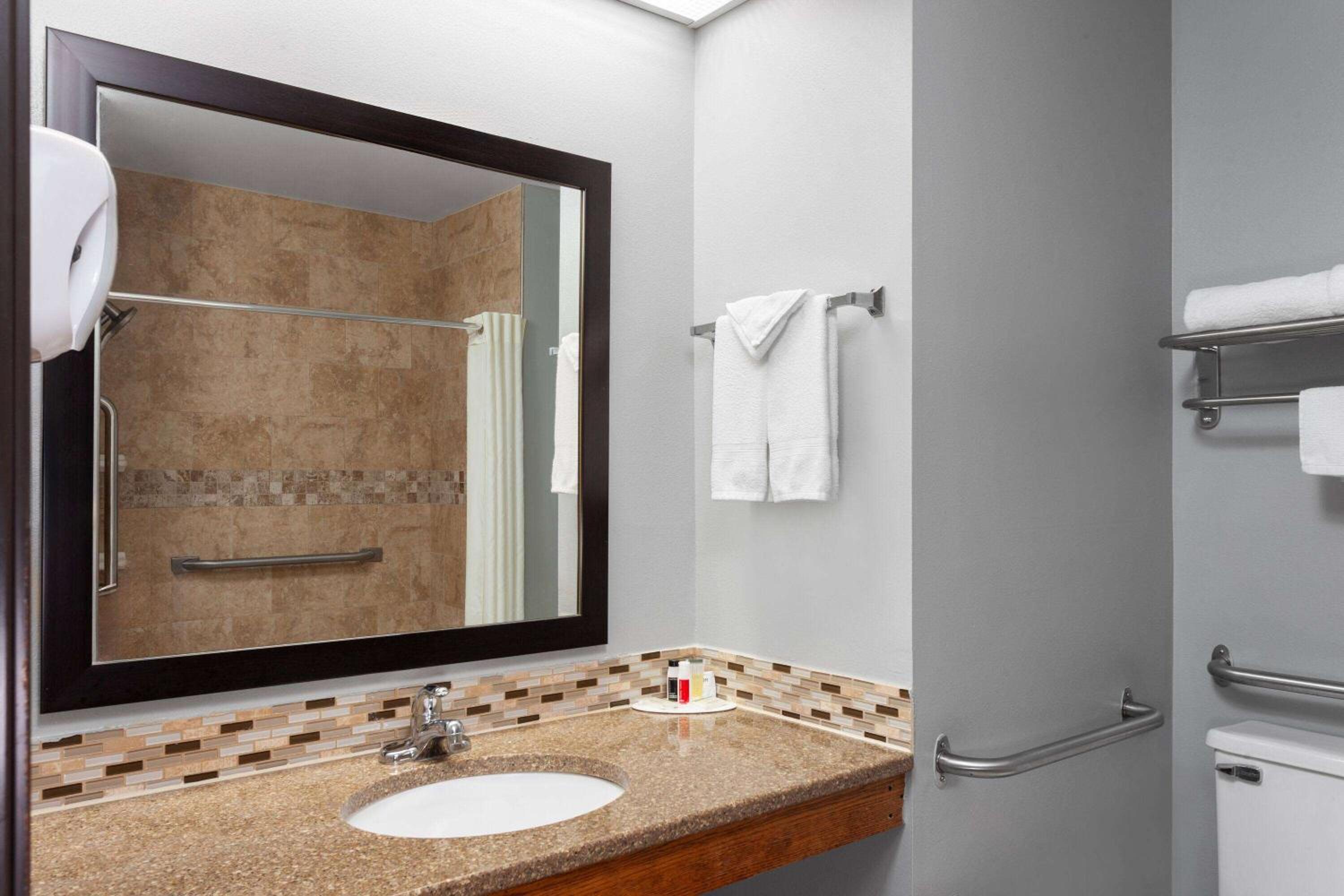 Queen Room with Bath Tub - Mobility Accessible/Non-Smoking - Photo 2