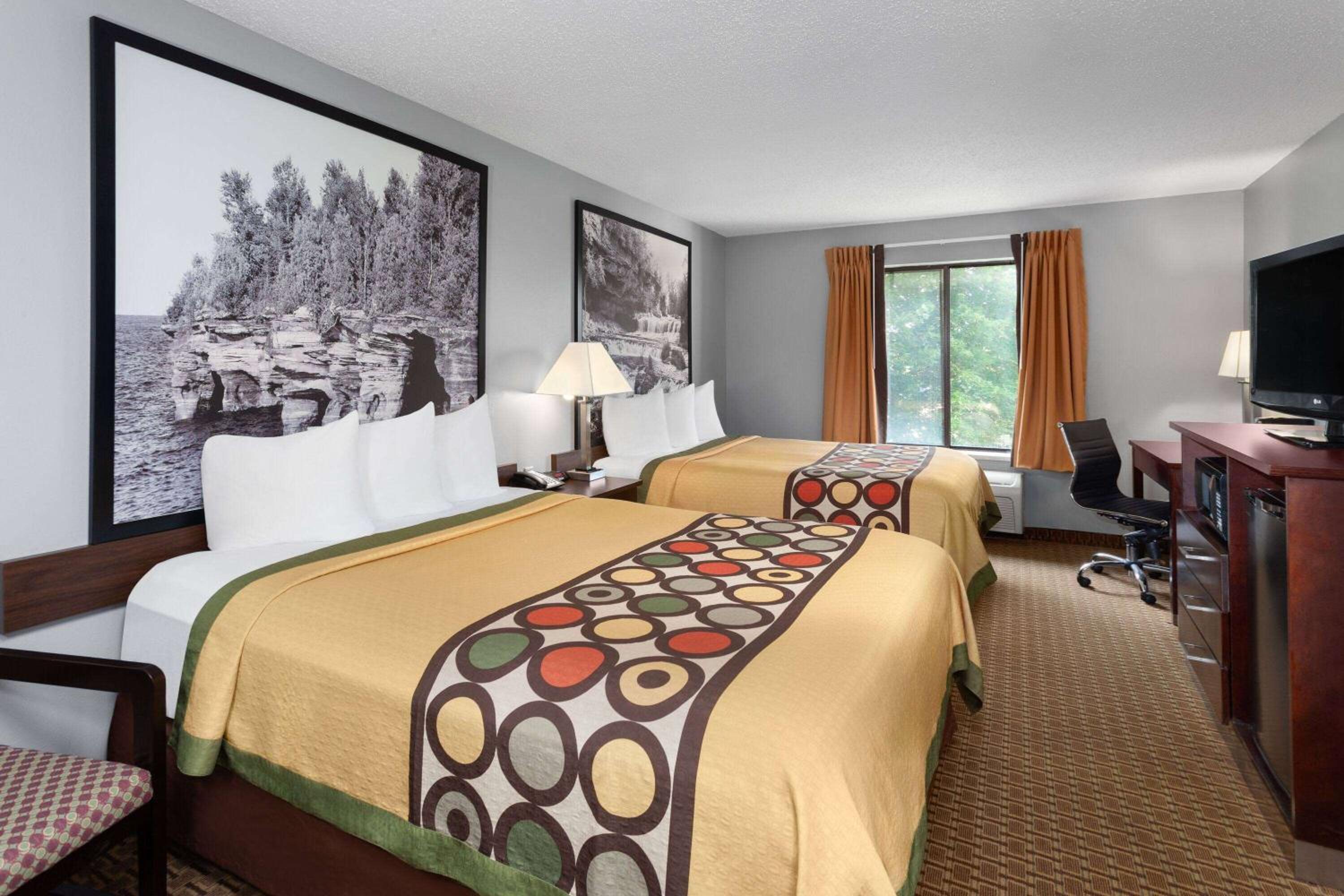 Queen Room with Two Queen Beds - Non-Smoking - Photo 3