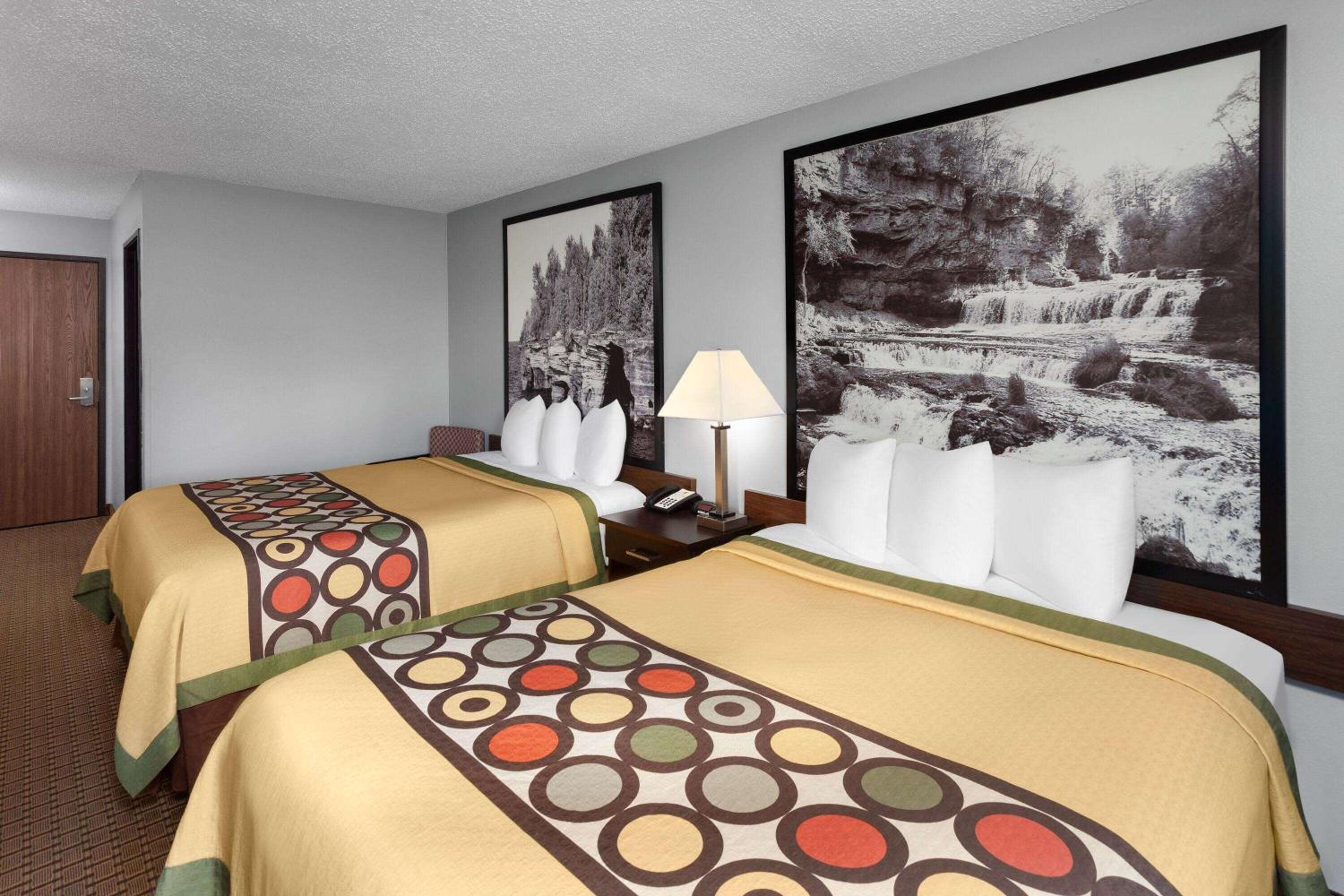 Queen Room with Two Queen Beds - Non-Smoking - Photo 1