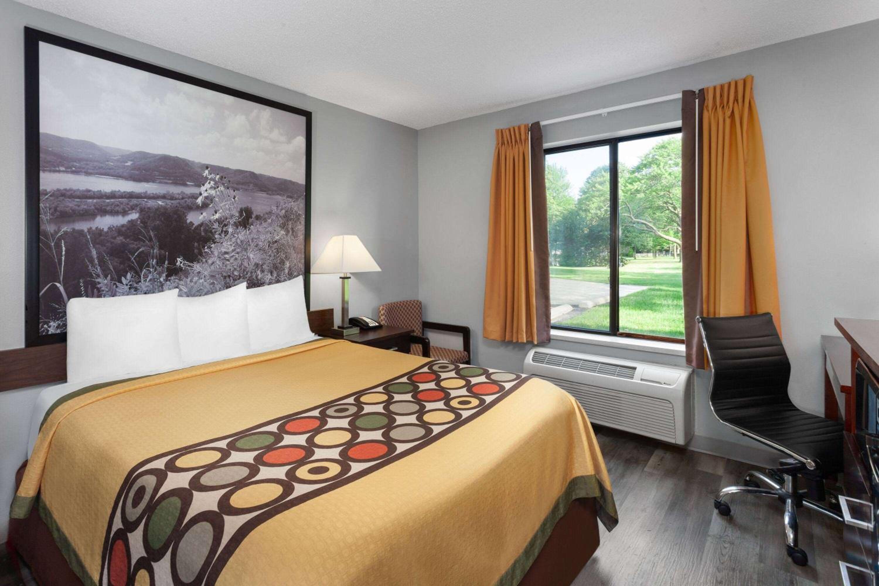 Queen Room with Bath Tub - Mobility Accessible/Non-Smoking - Photo 4