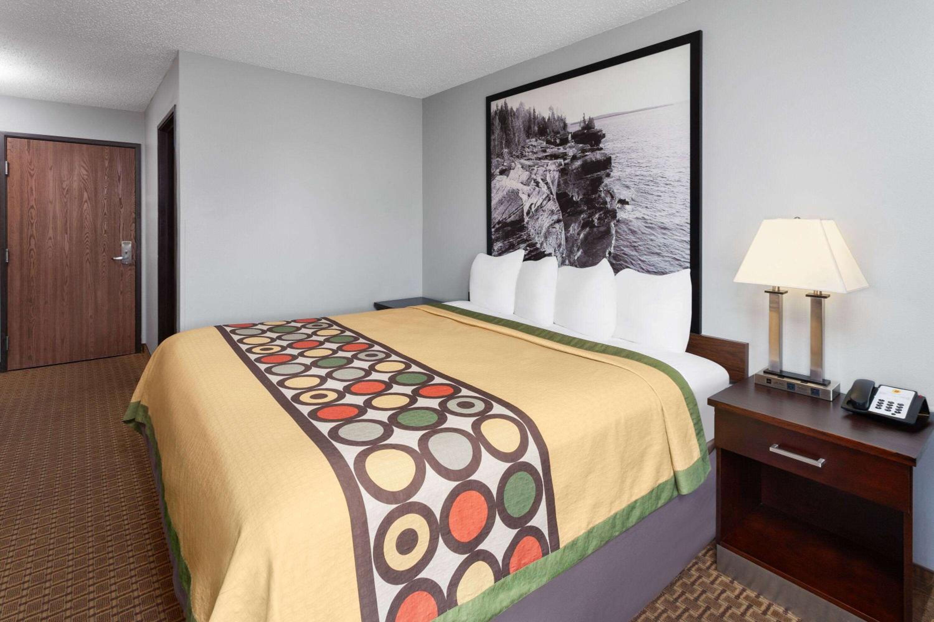 King Room - Non-Smoking - Photo 1