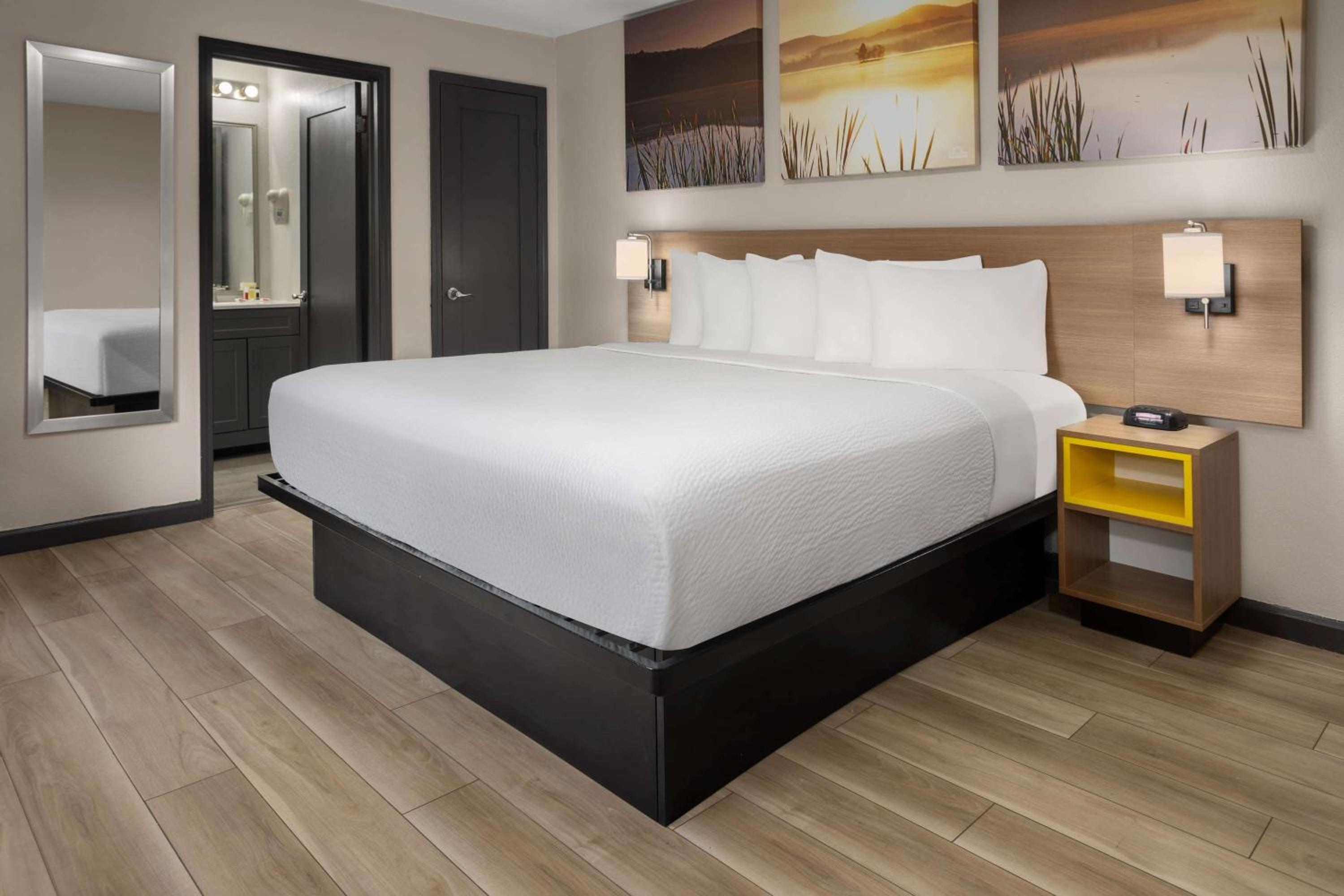 Deluxe King Room - Photo 1