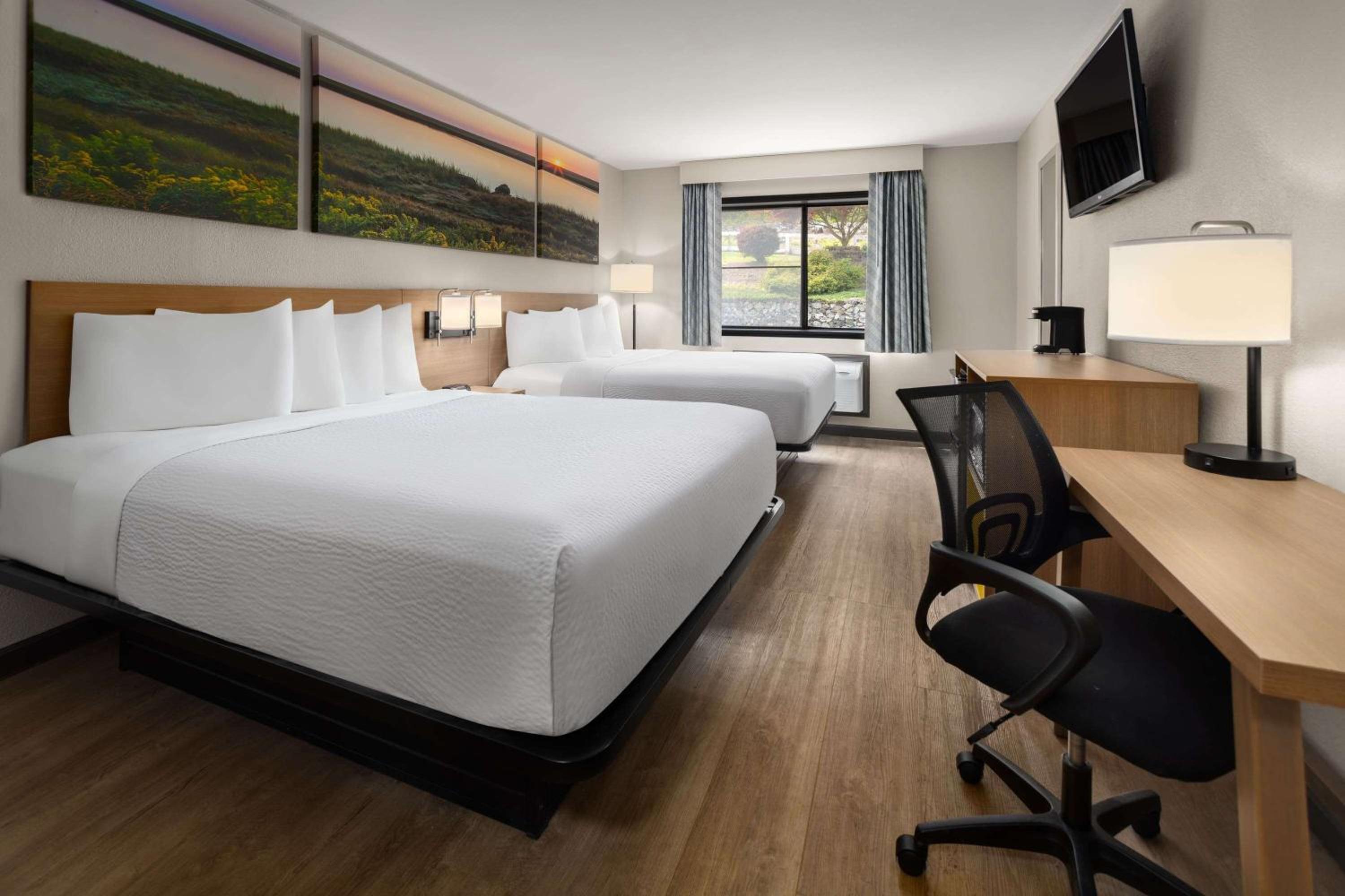Queen Room with Two Queen Beds - Non-Smoking - Photo 1