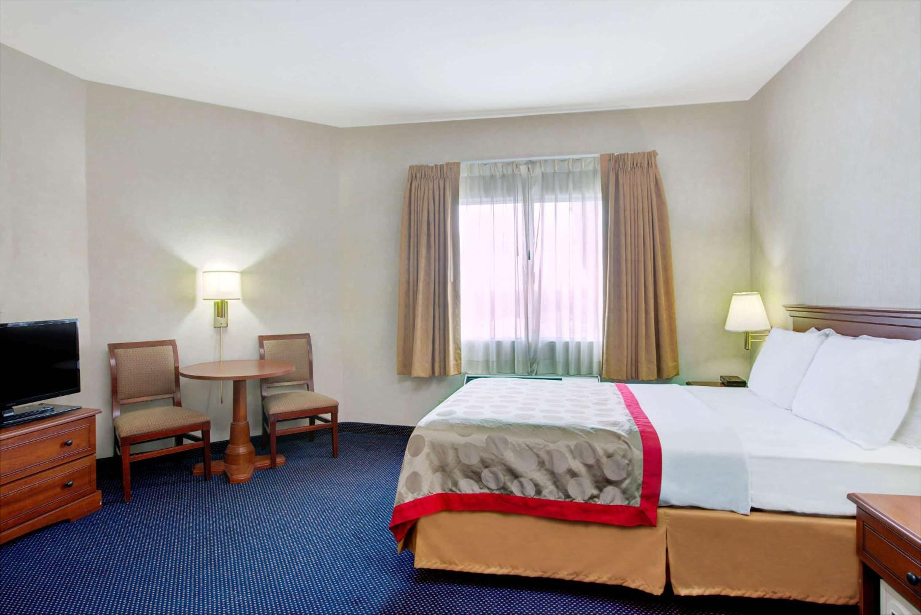 King Room - Non-Smoking - Photo 1