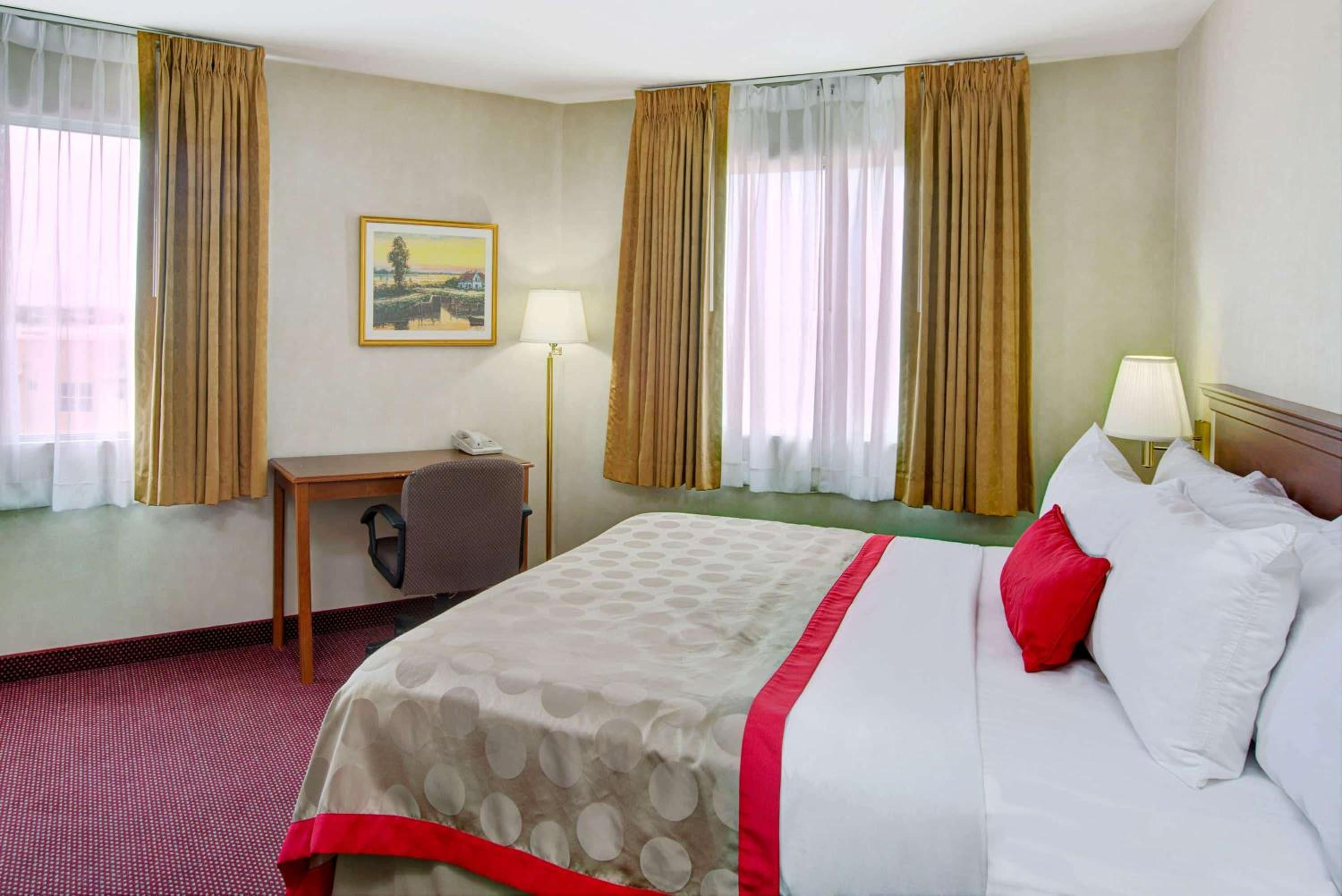 King Studio Suite - Non-Smoking - Photo 4