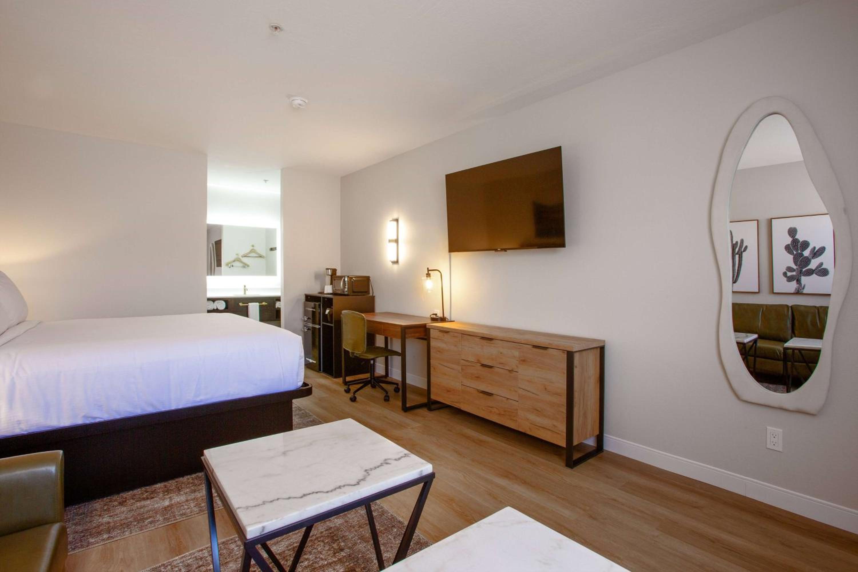 Mini King Suite with Red Rocks View - Non-Smoking - Photo 1
