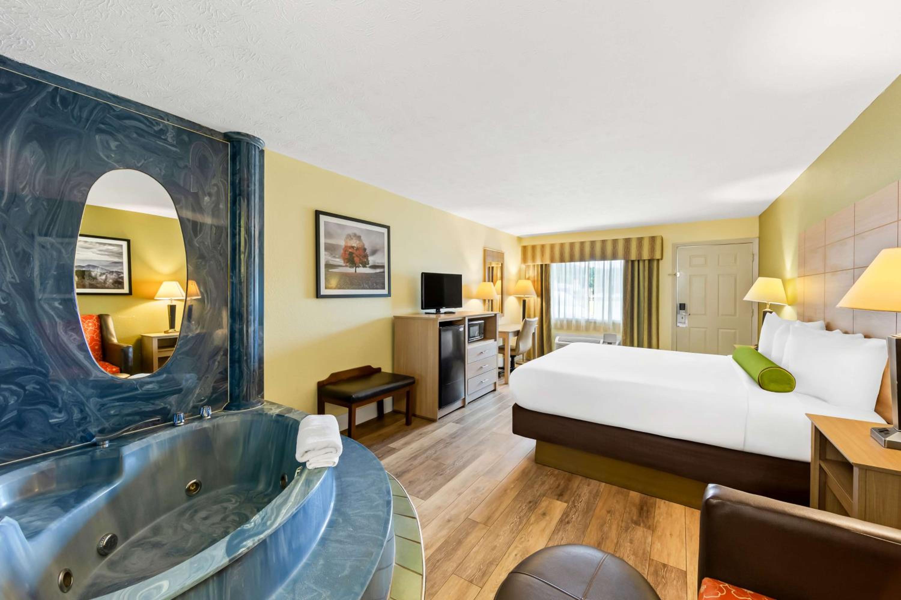 King Room with Spa Bath - Smoking photo 1