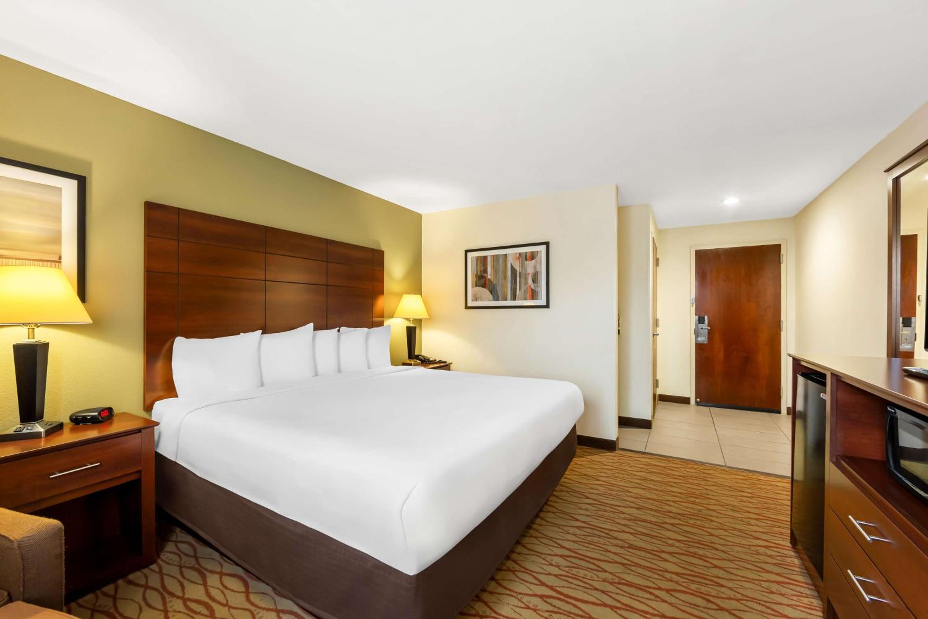 King Room with Walk-In Shower - Disability Access/Non-Smoking photo 3