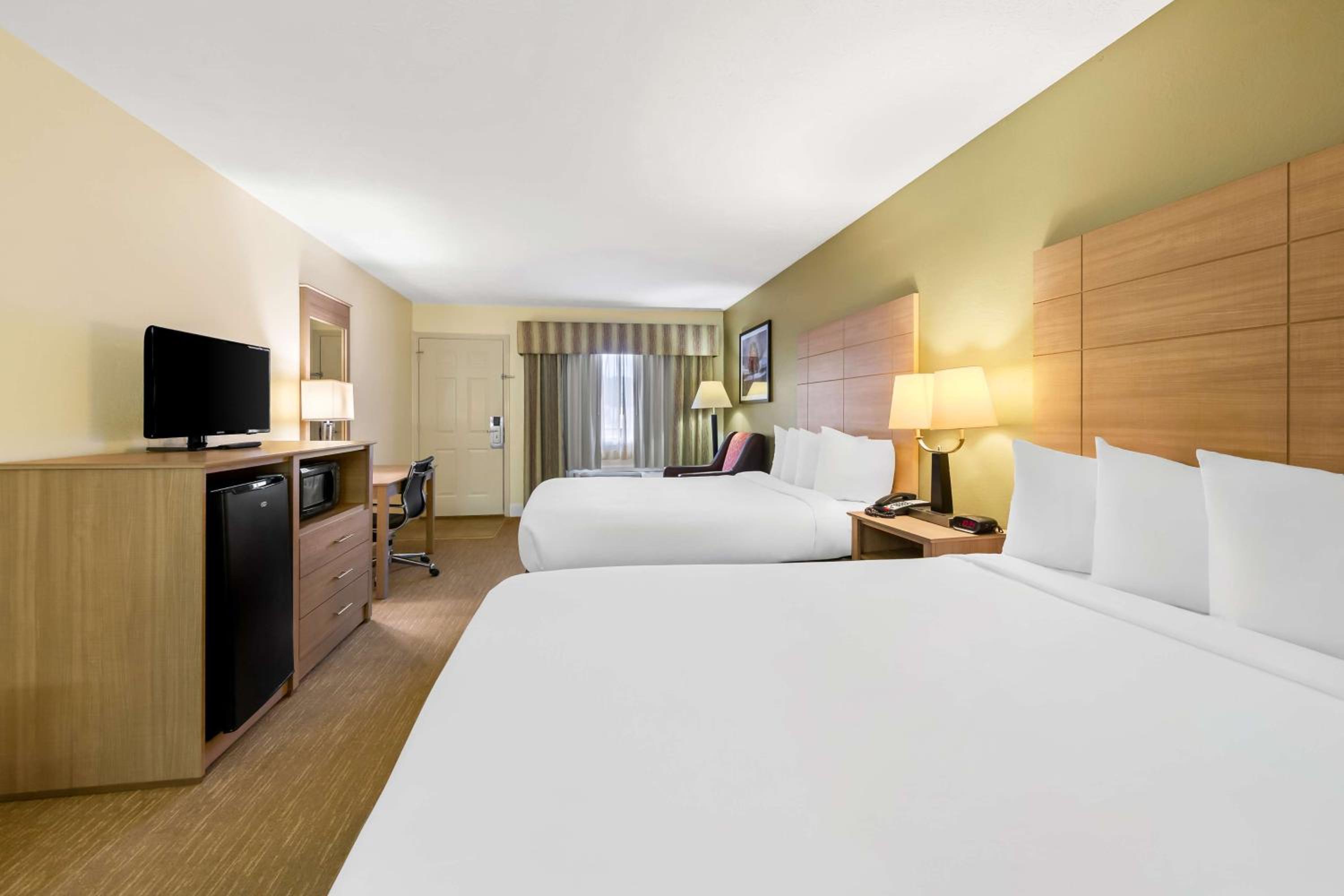 Queen Room with Two Queen Beds - Smoking photo 3