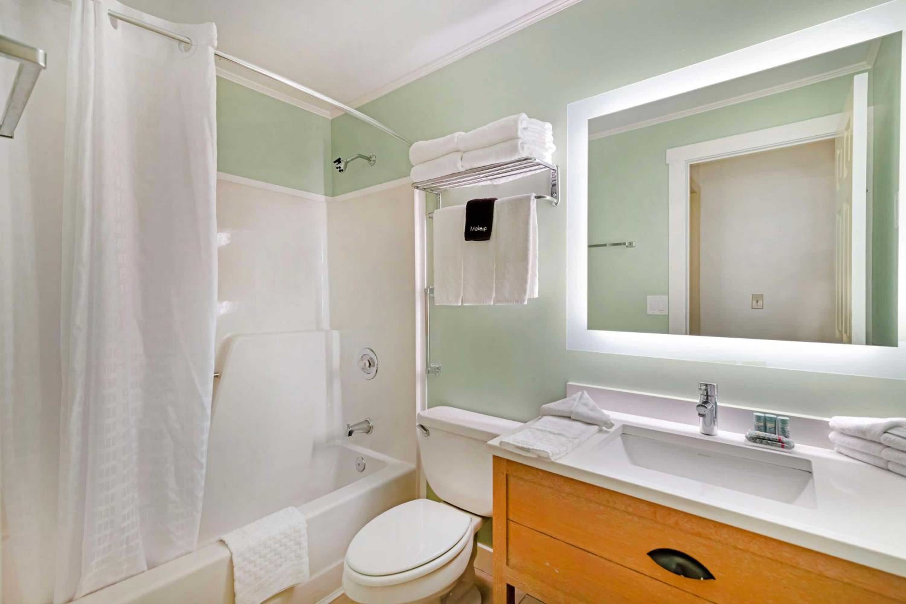 Queen Suite - Non-Smoking - Photo 13