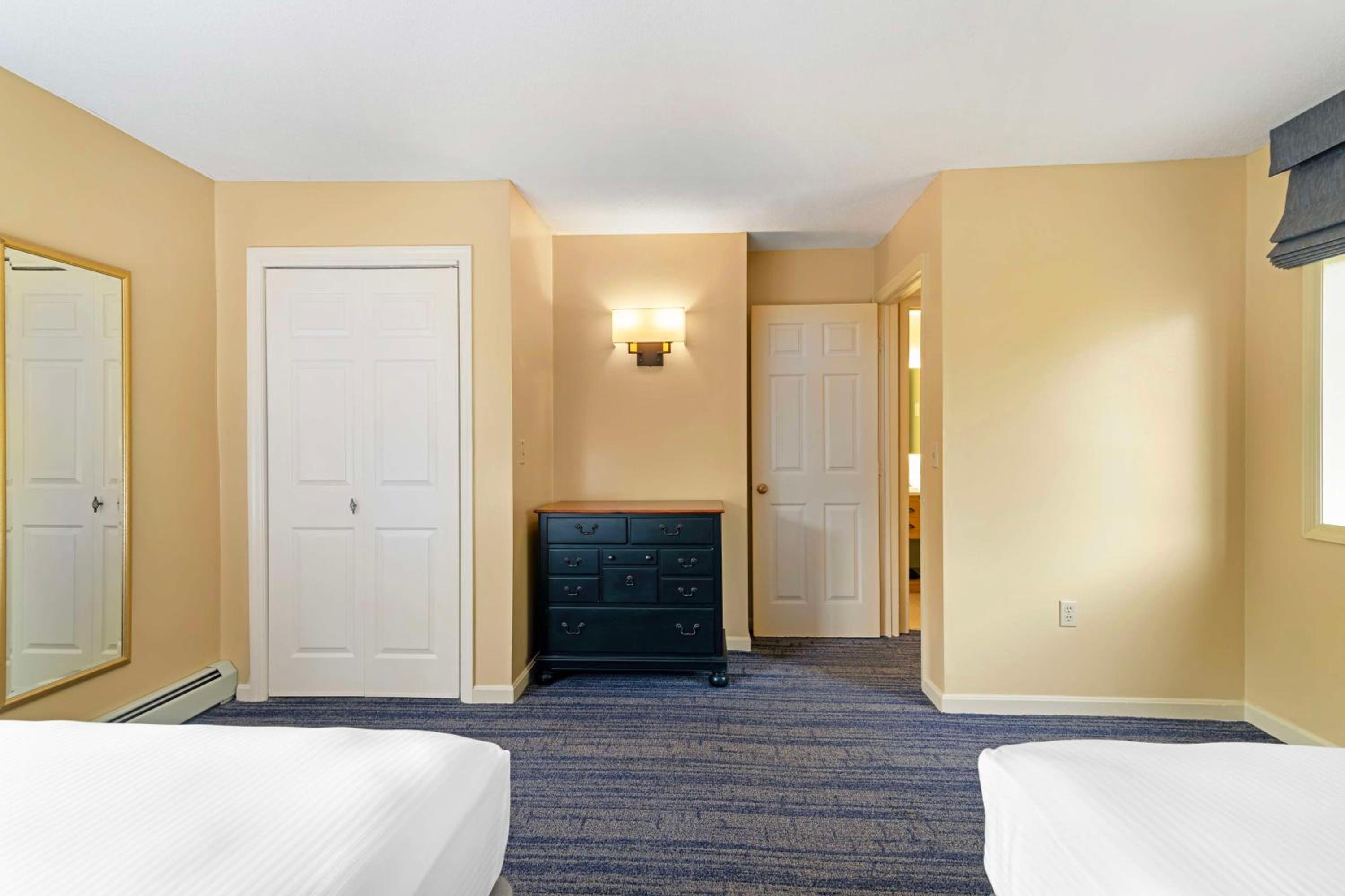 Queen Suite - Non-Smoking - Photo 3