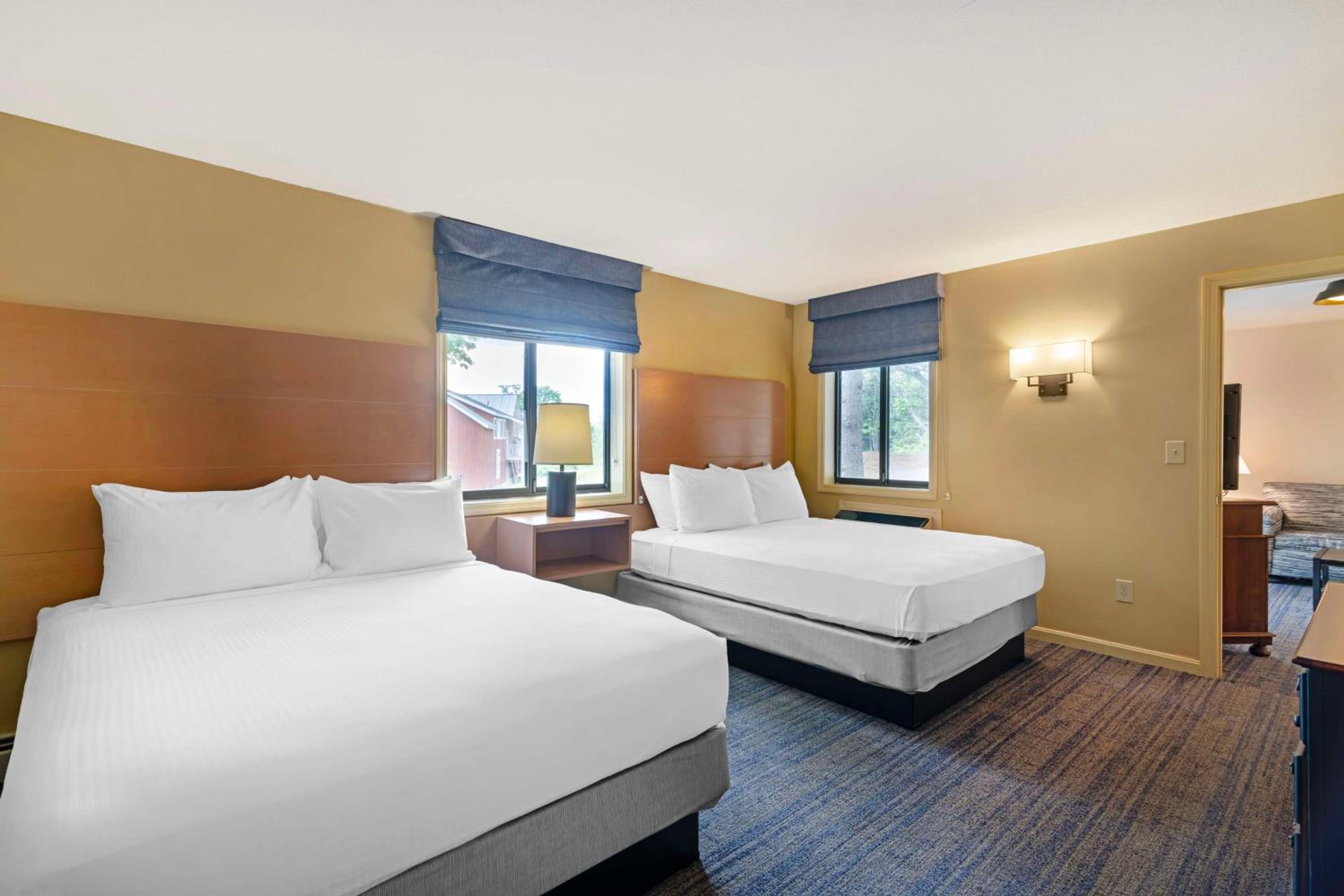 Queen Suite with Two Queen Beds - Mobility Access/Non-Smoking photo 2