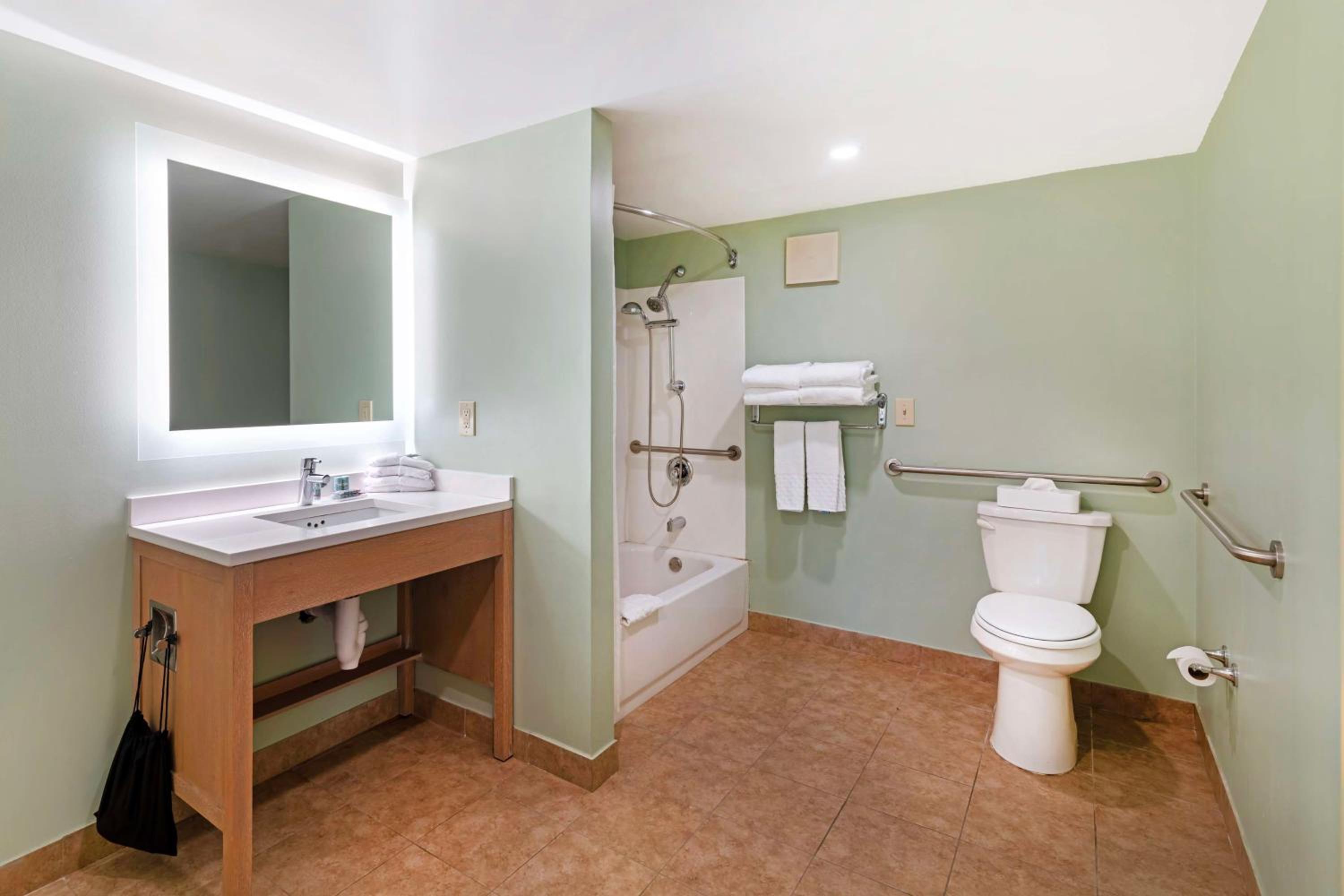 Queen Suite with Two Queen Beds - Mobility Access/Non-Smoking photo 3