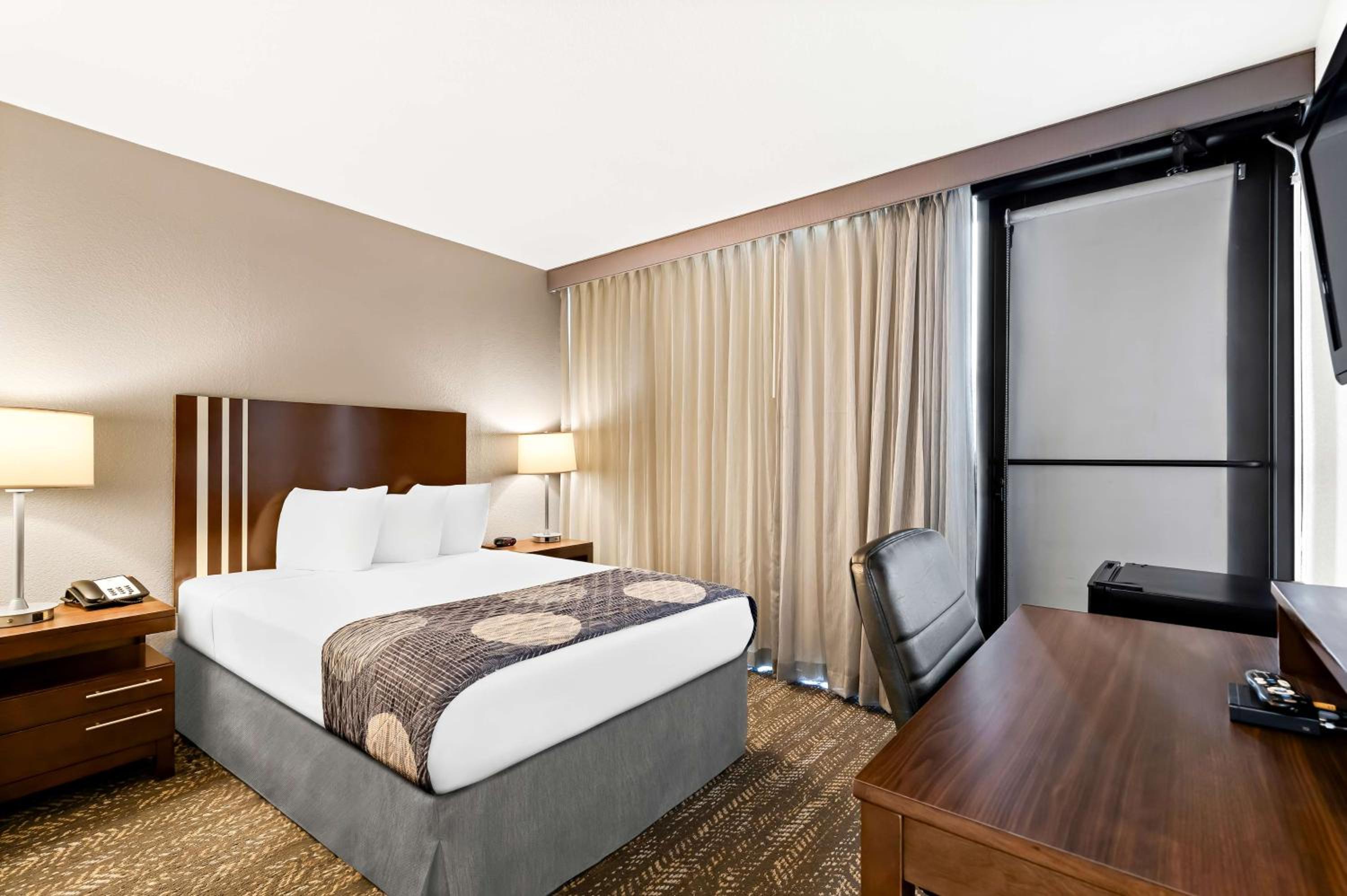 Double Room with Mobility Accessible Tub - Photo 4