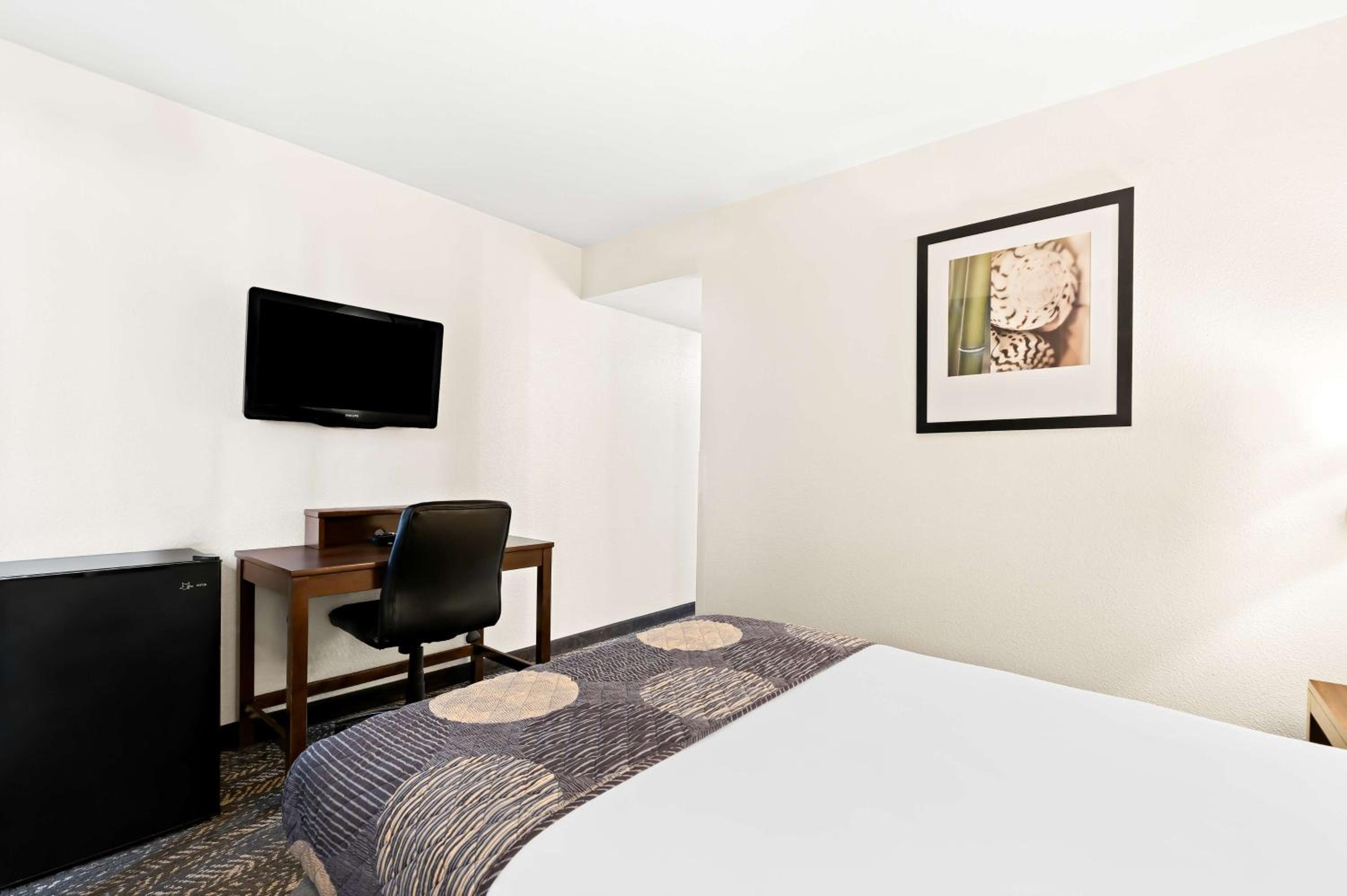 Double Room with Mobility Accessible Tub - Photo 2