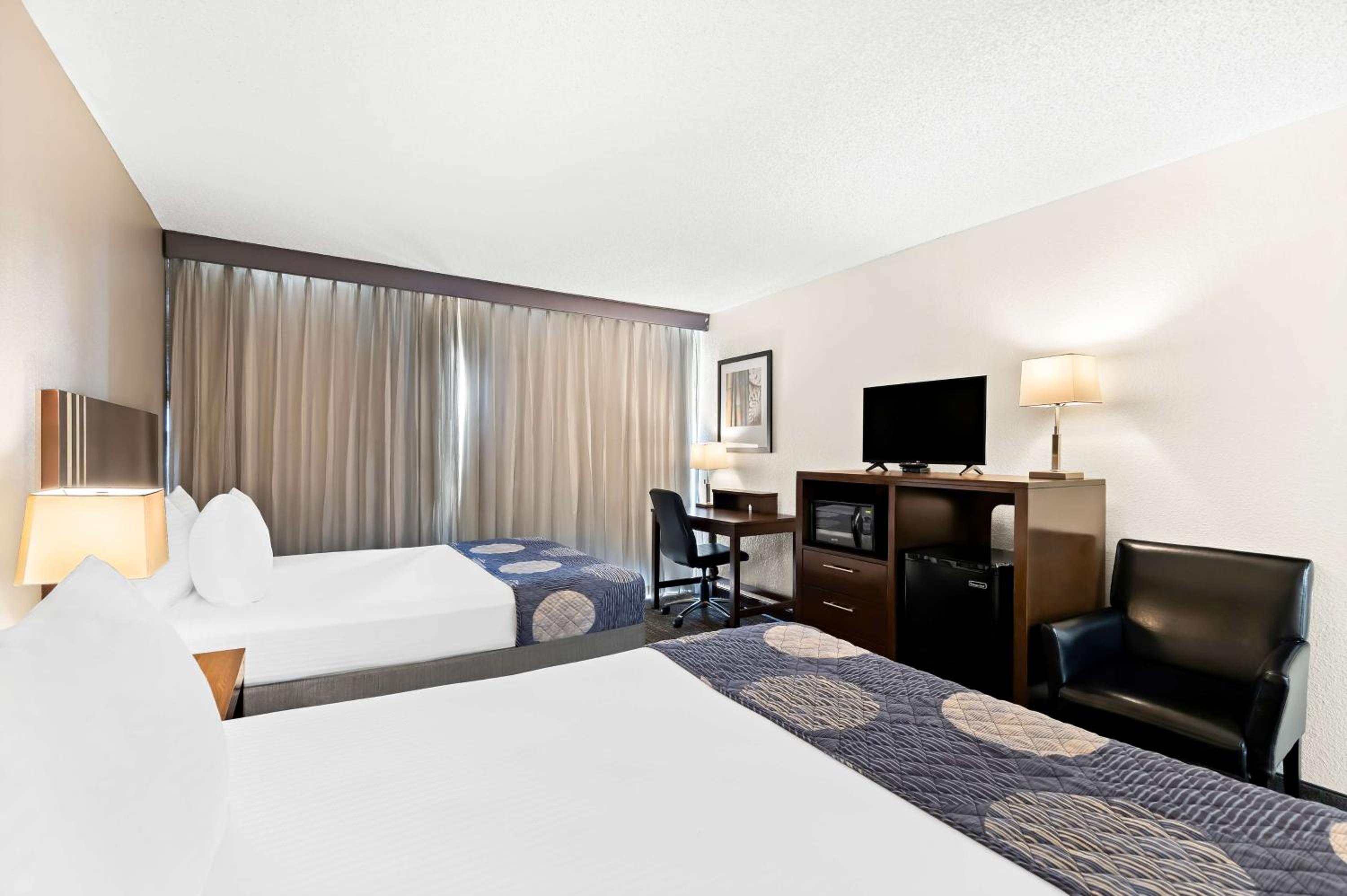 Queen Room with Two Queen Beds with Harbor View - Photo 2