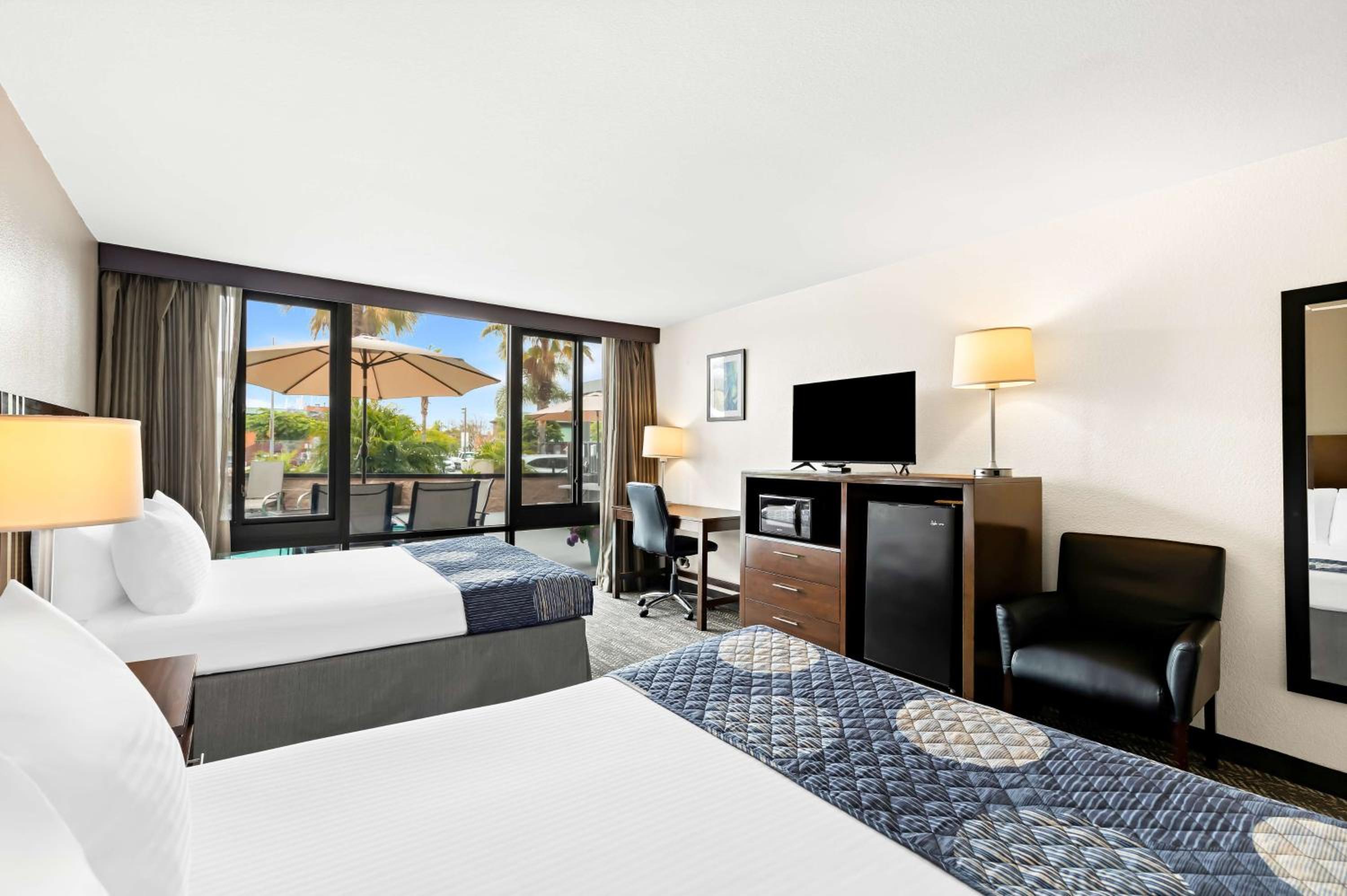 Queen Room with Two Queen Beds - Pool View - Photo 4