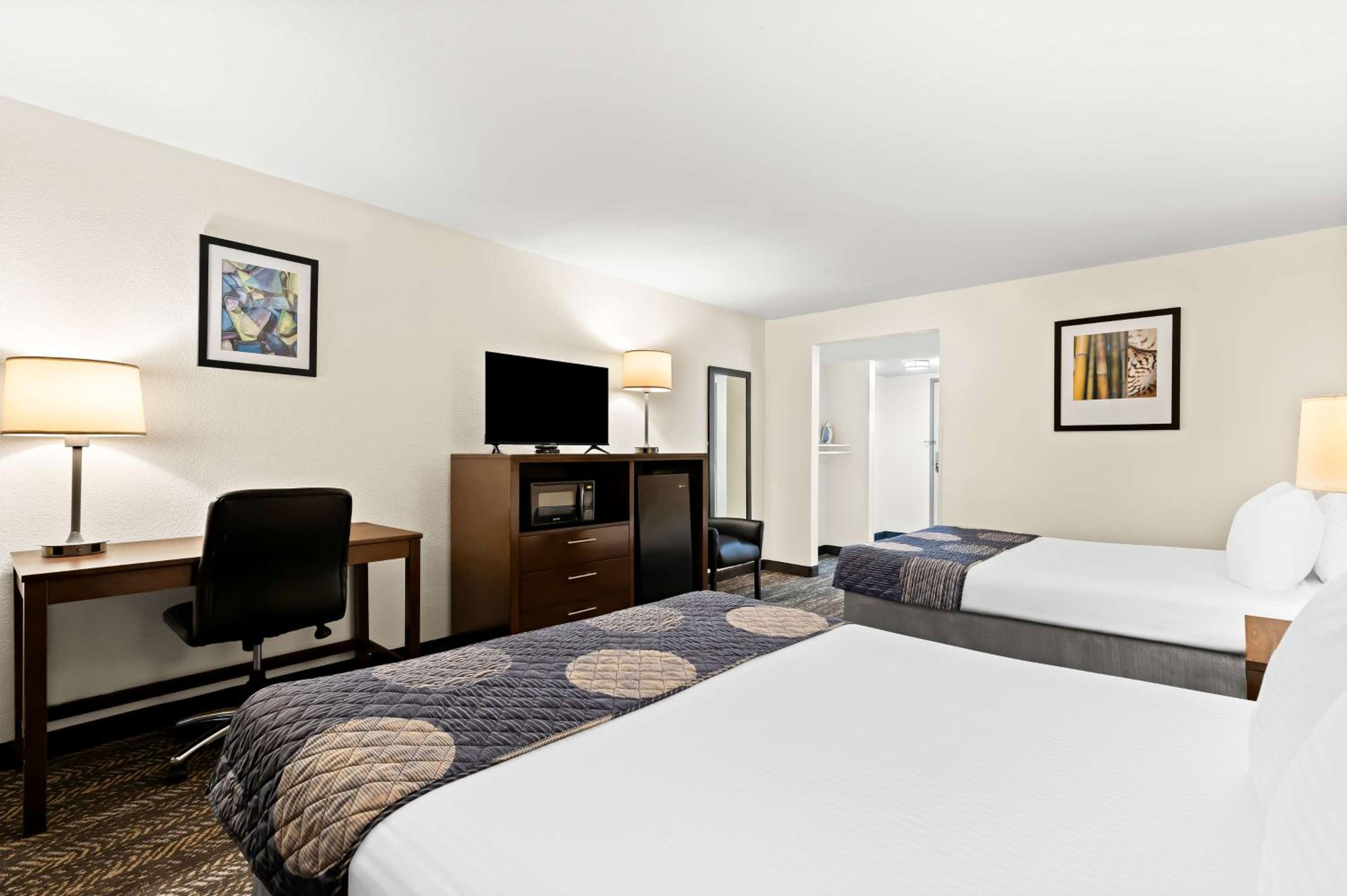 Queen Room with Two Queen Beds - Pool View - Photo 2