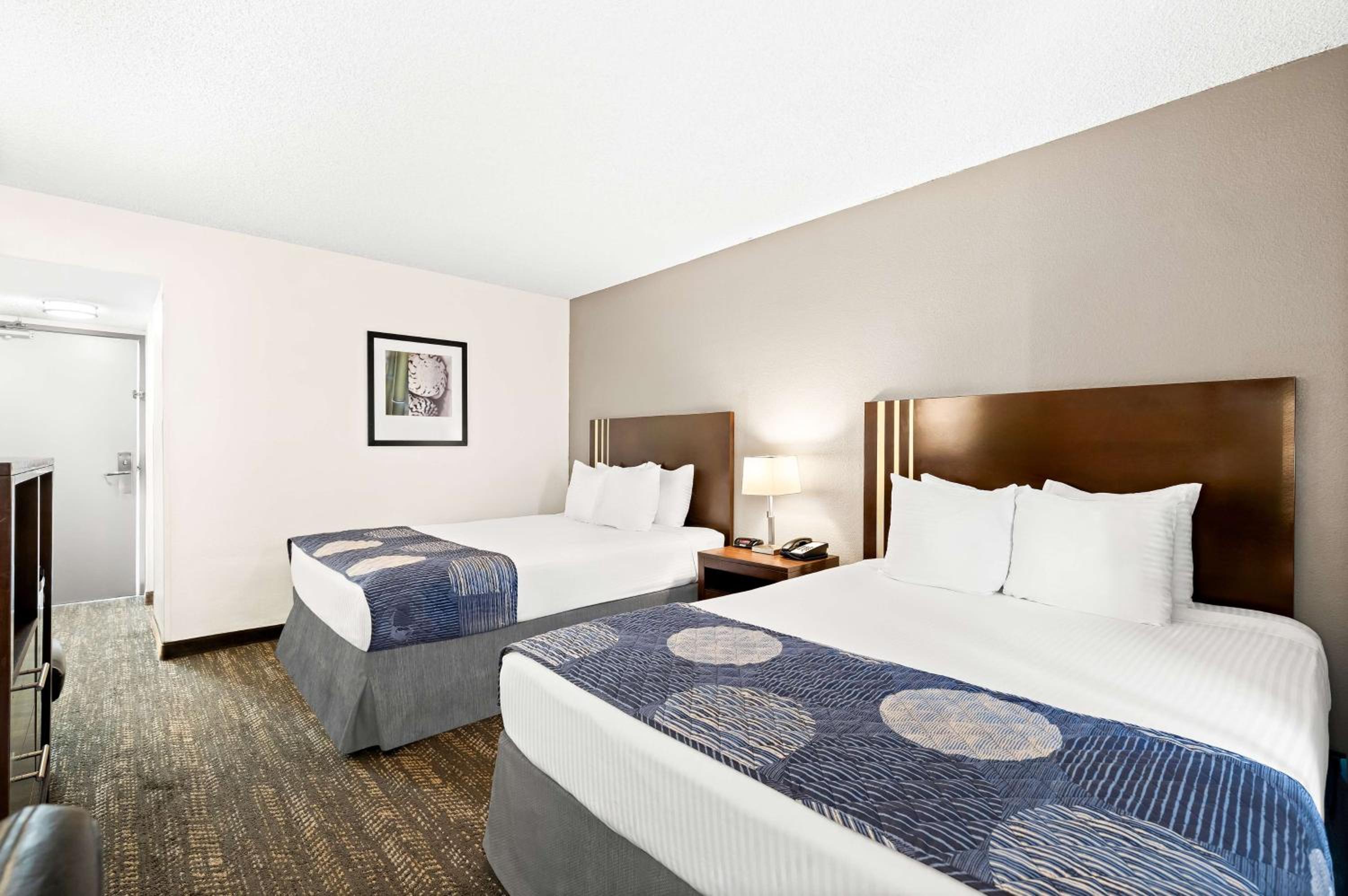 Queen Room with Two Queen Beds with Harbor View - Photo 5