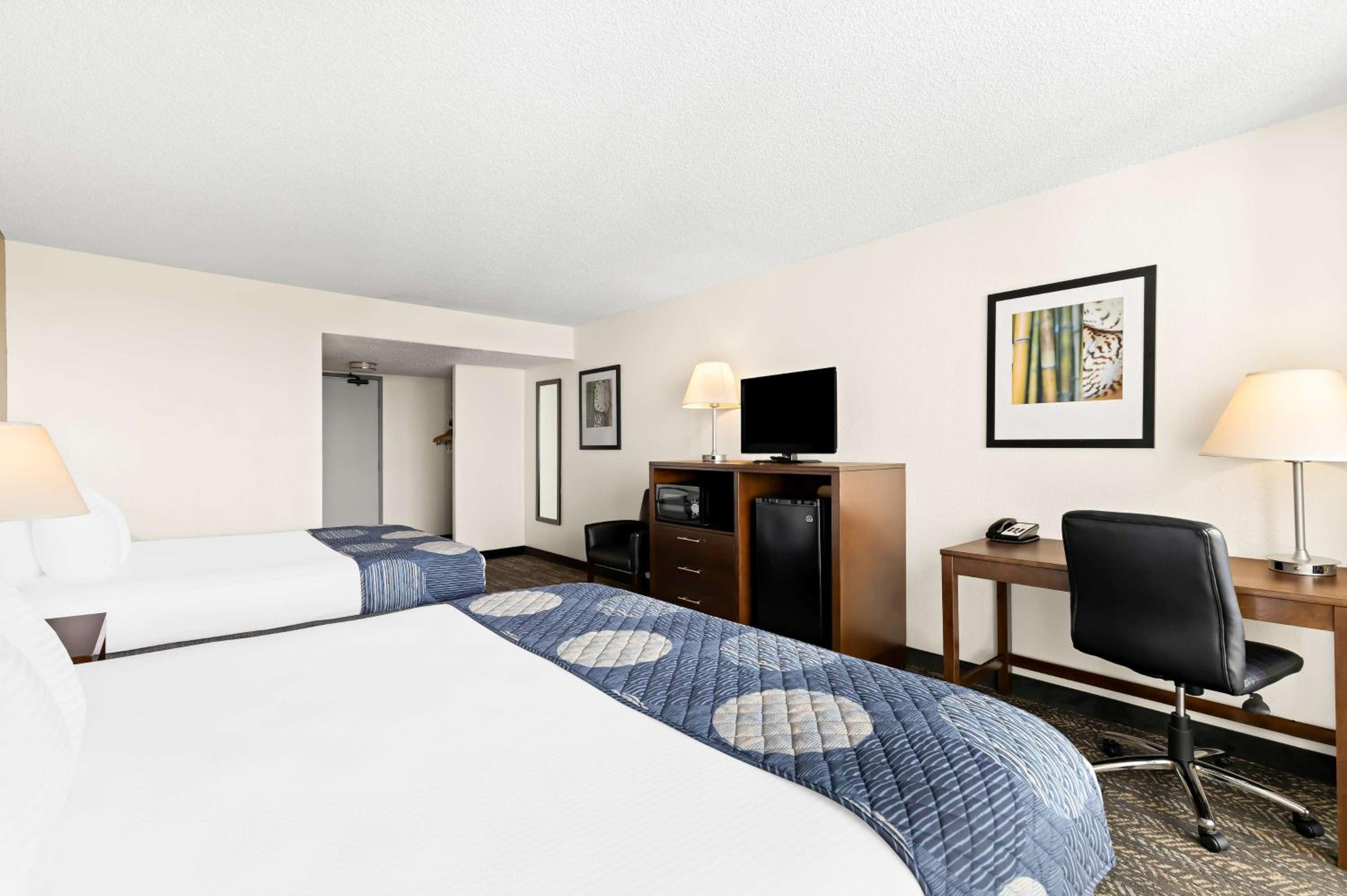 Queen Room with Two Queen Beds - Non-Smoking - Photo 3