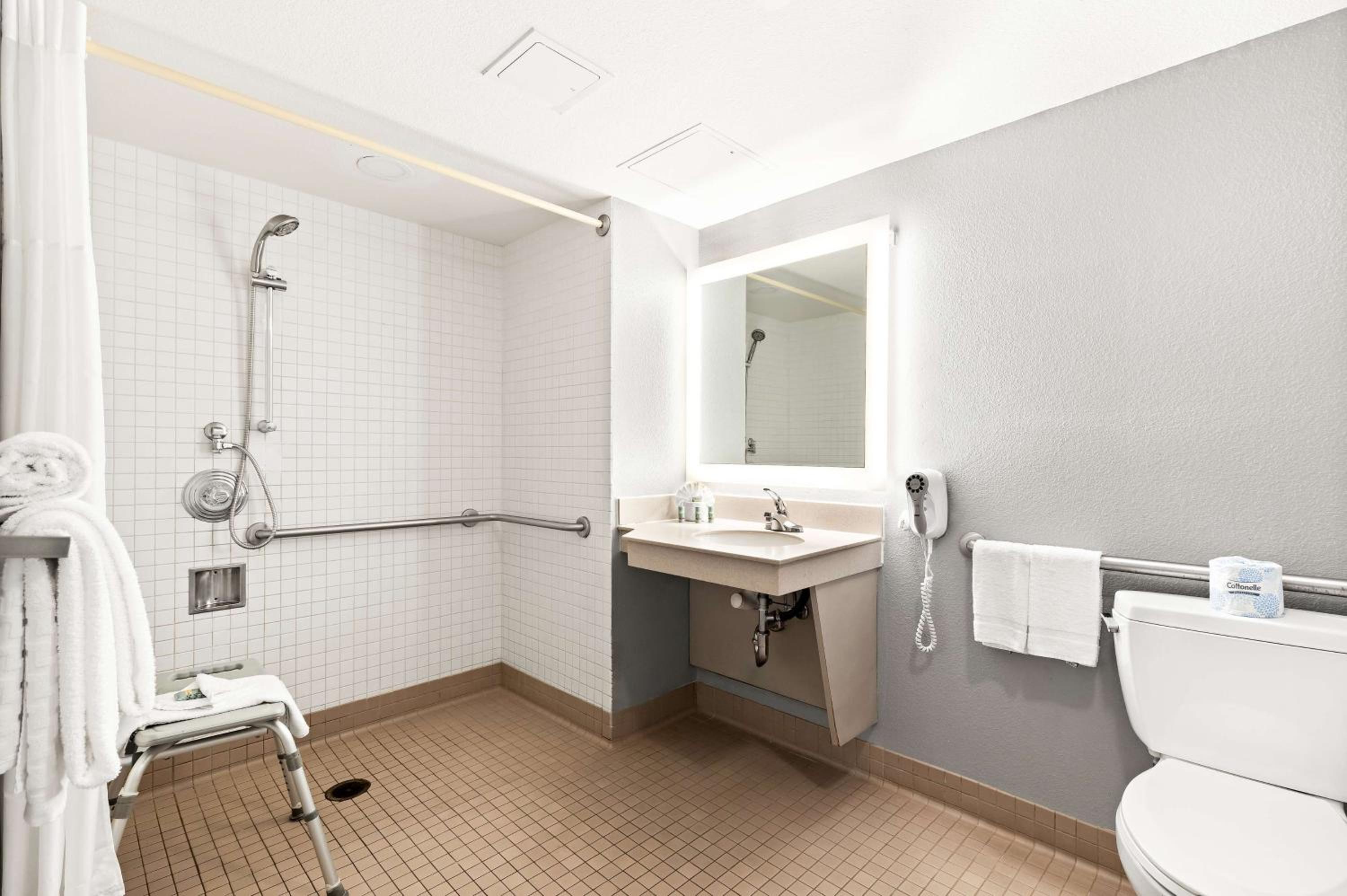 Queen Room with Two Queen Beds and Roll-In Shower - Mobility Access/Communication Assistance/Non-Smoking - Photo 4