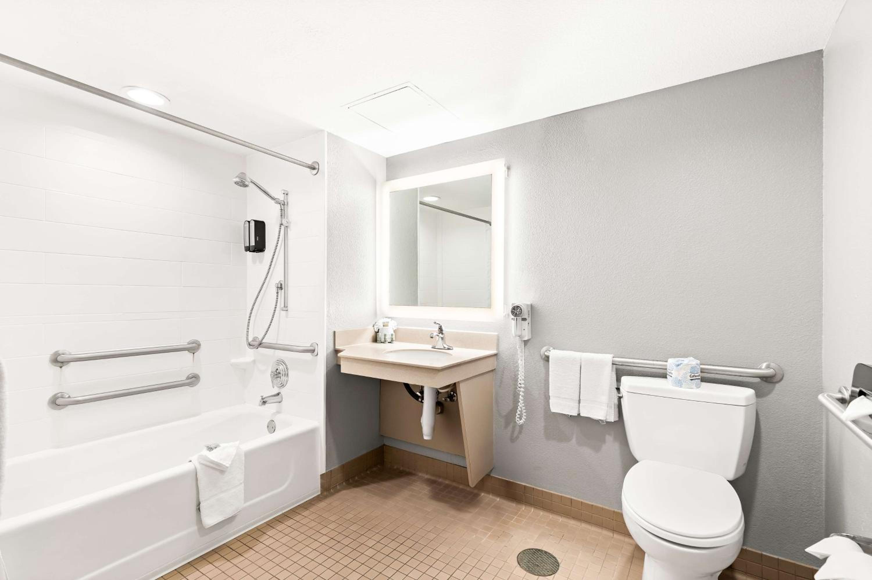 Double Room with Mobility Accessible Tub - Photo 3
