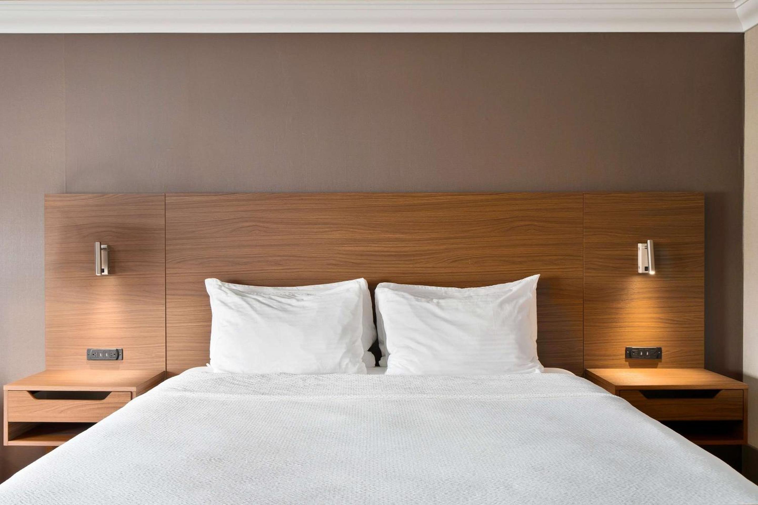King Room with Sofa Bed - Photo 3