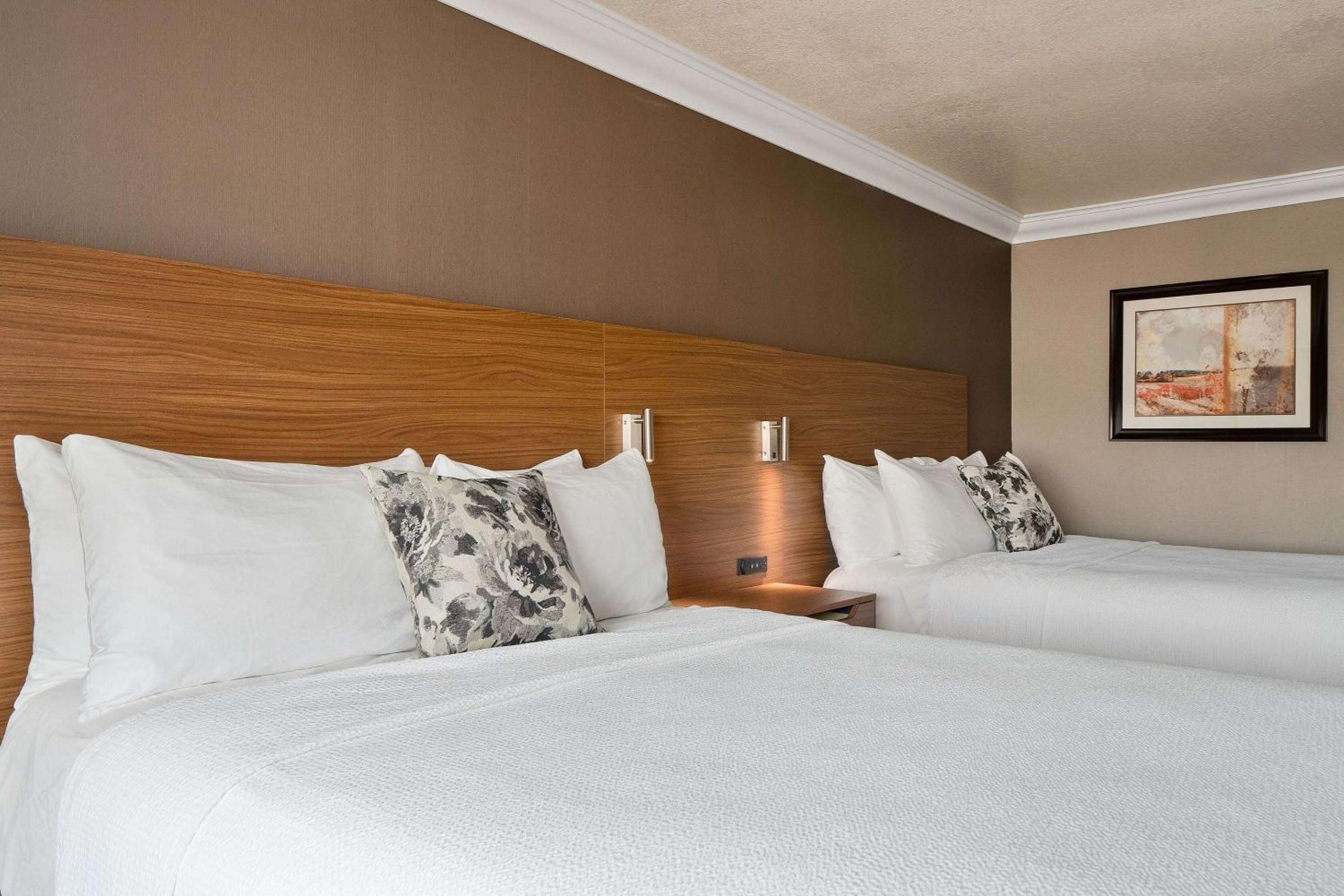 Queen Room with Two Queen Beds - Photo 4