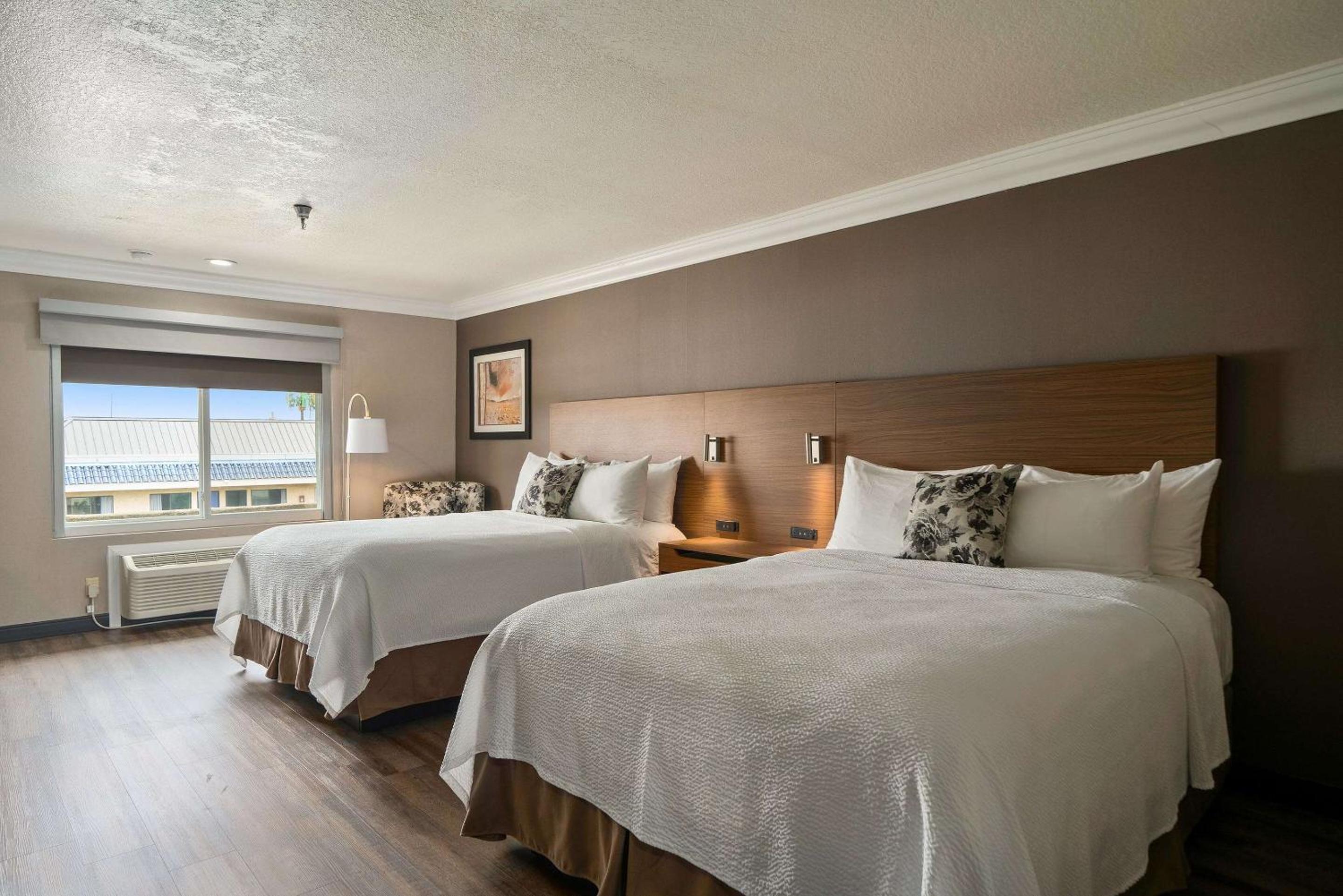 Queen Room with Two Queen Beds - Photo 5