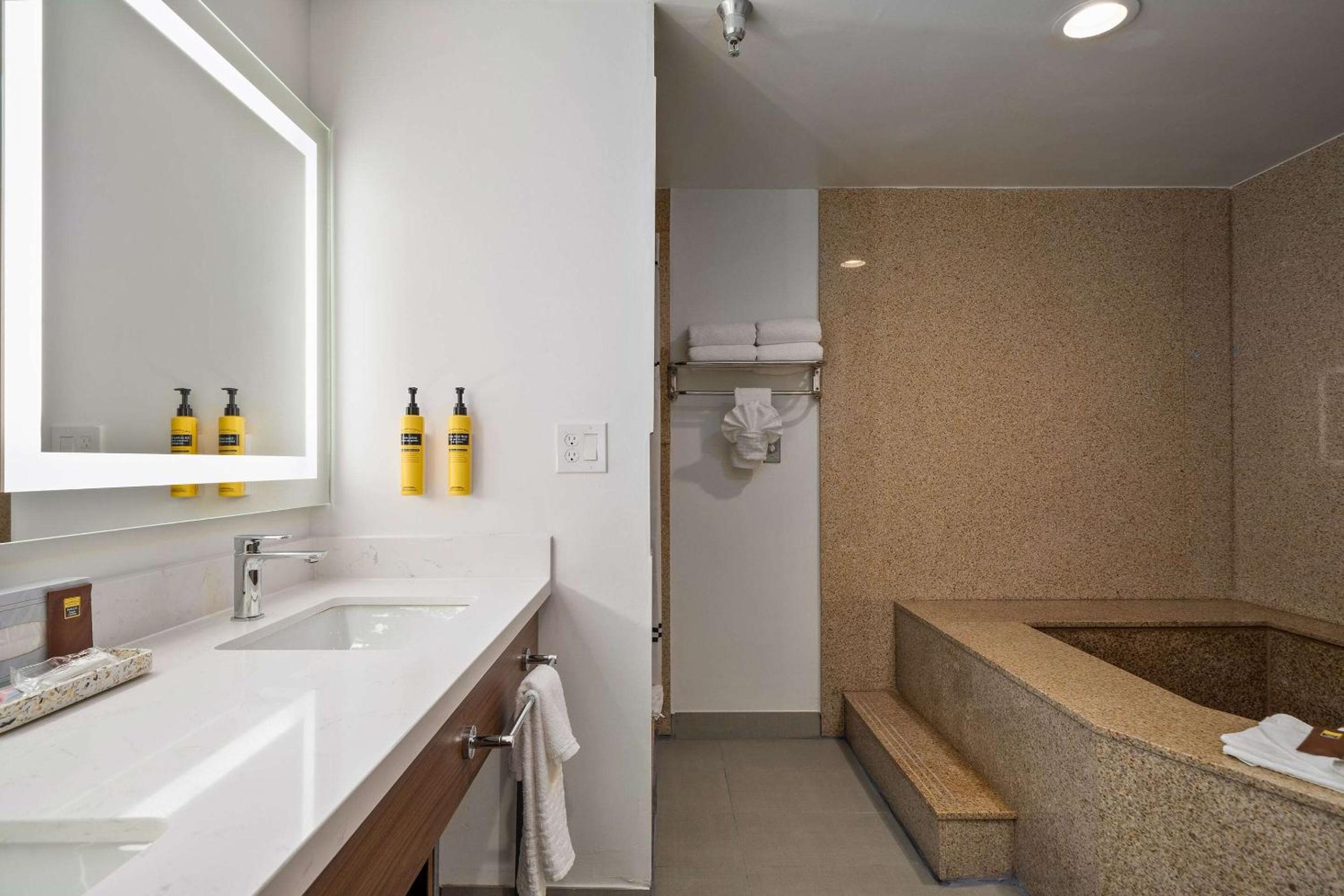 King Room with Sofa Bed and Jacuzzi - Photo 3
