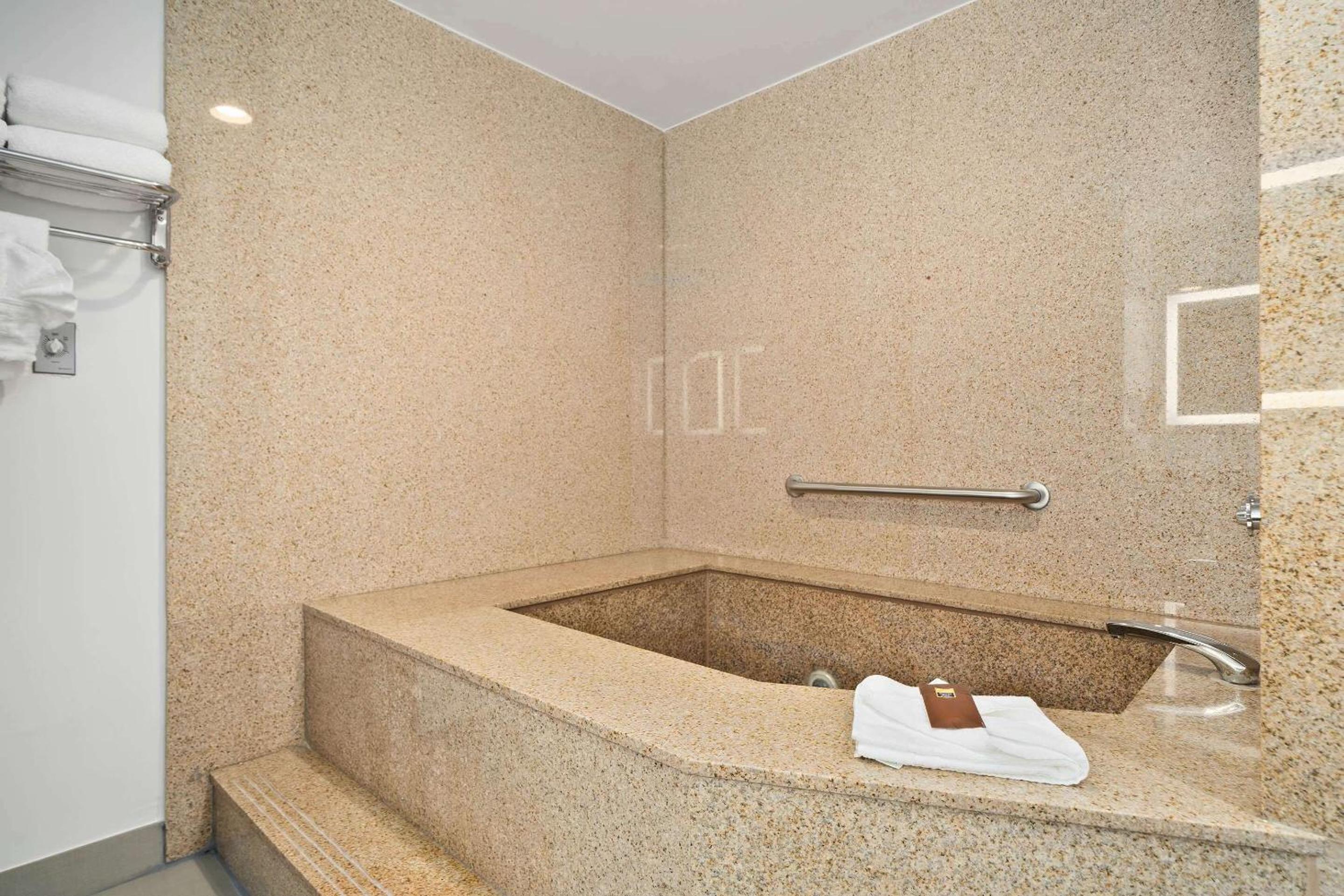 King Room with Sofa Bed and Jacuzzi - Photo 5