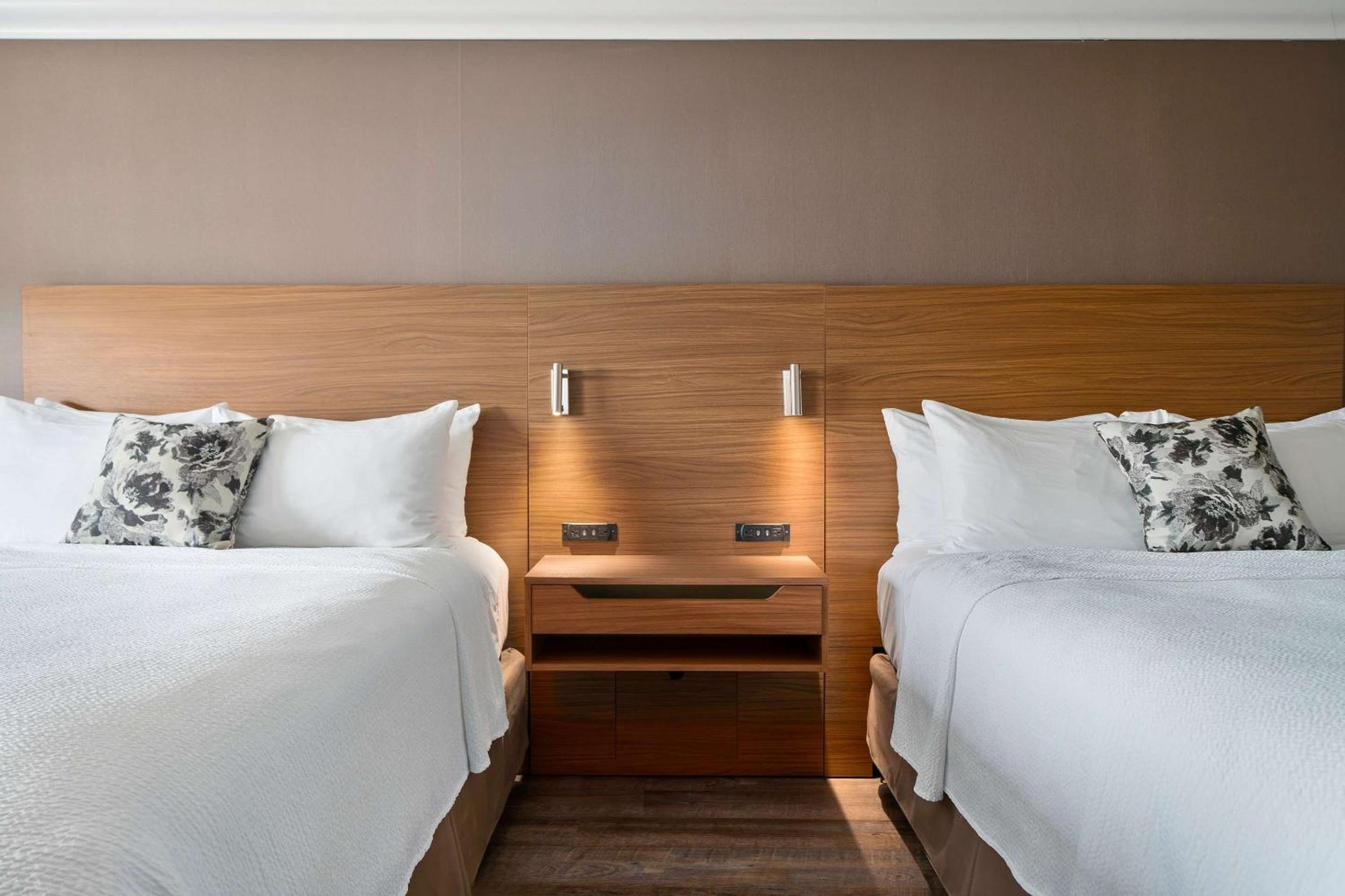 Queen Room with Two Queen Beds - Photo 6