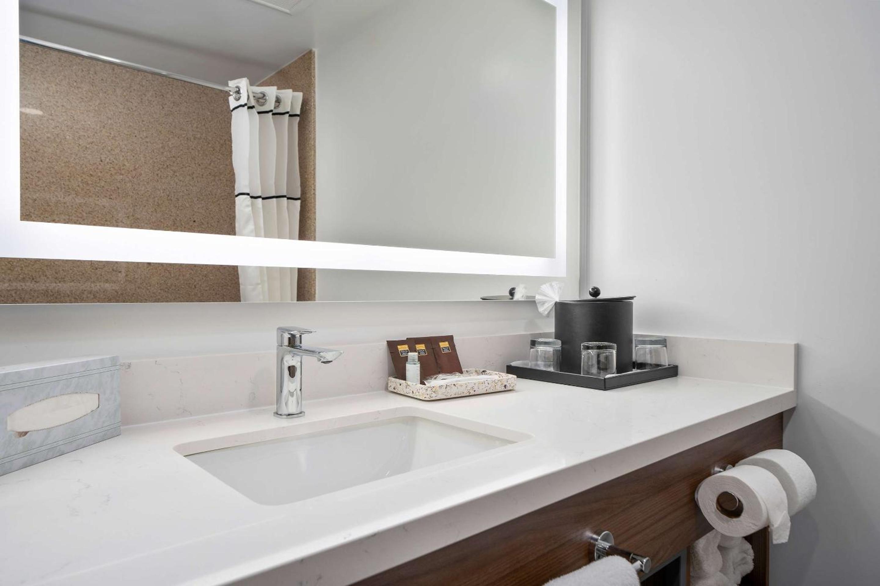 Queen Room with Two Queen Beds - Photo 7
