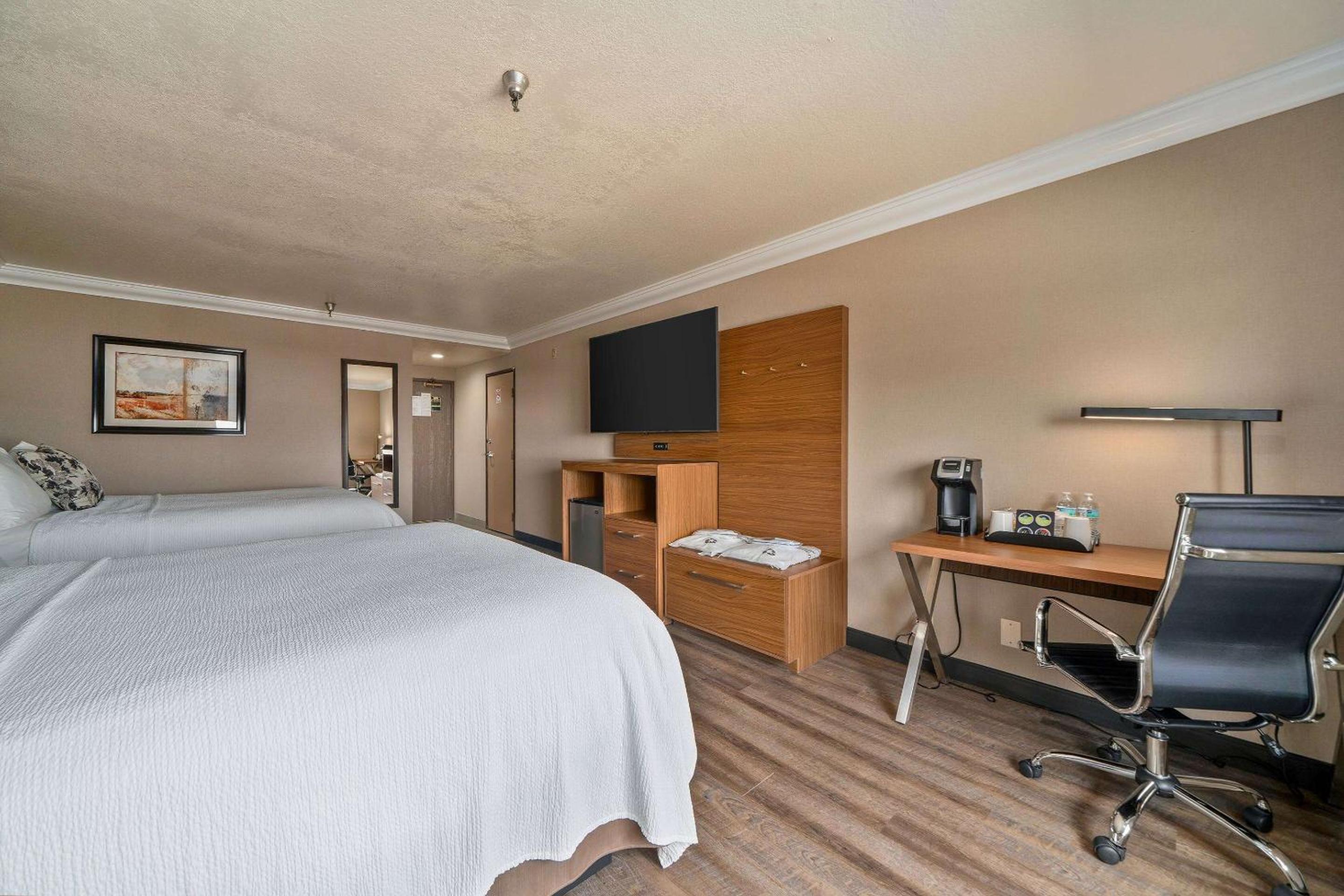 Executive Queen Room with Two Queen Beds - Photo 5