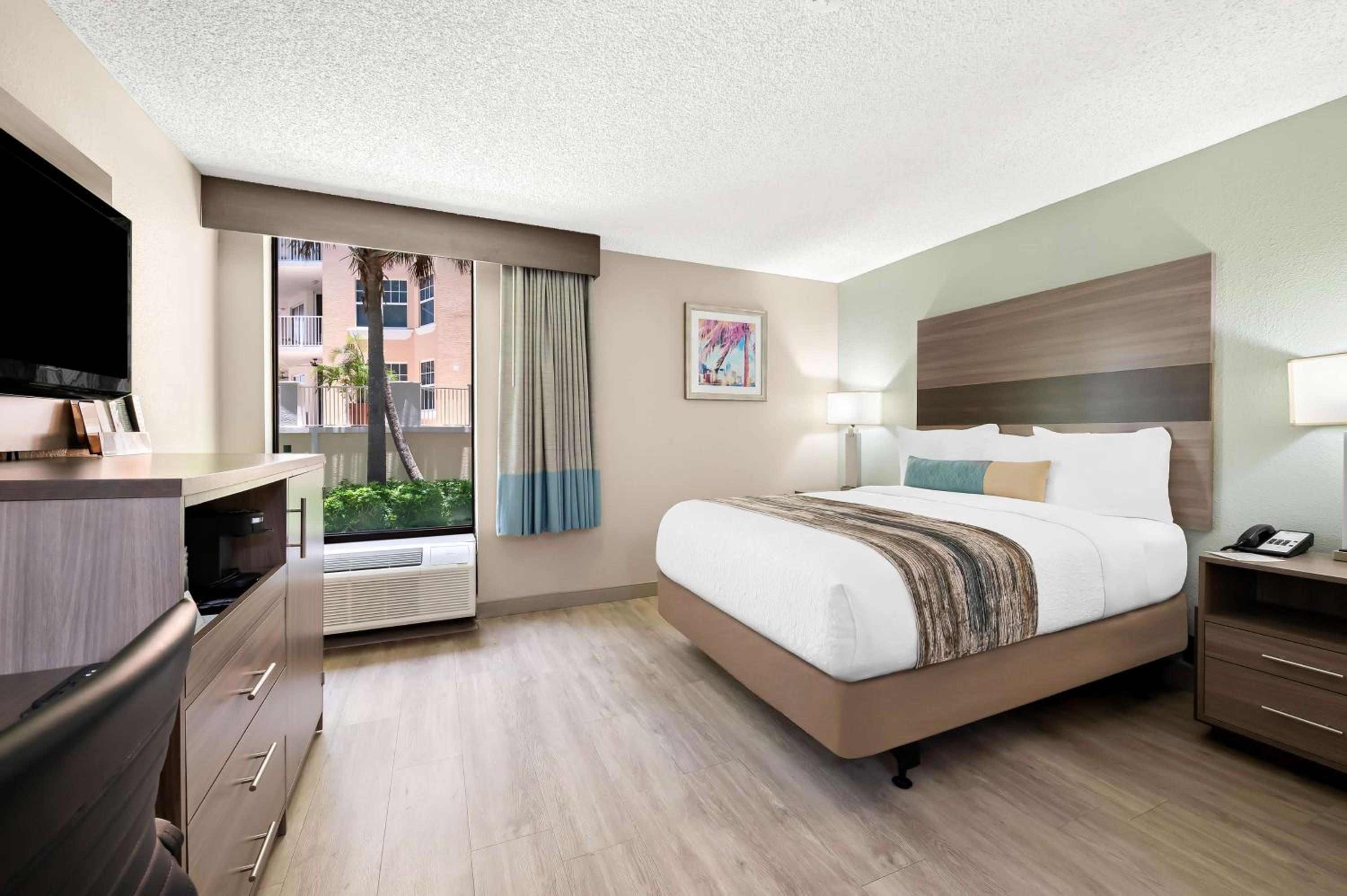 Queen Room with Roll-In Shower - Mobility Access