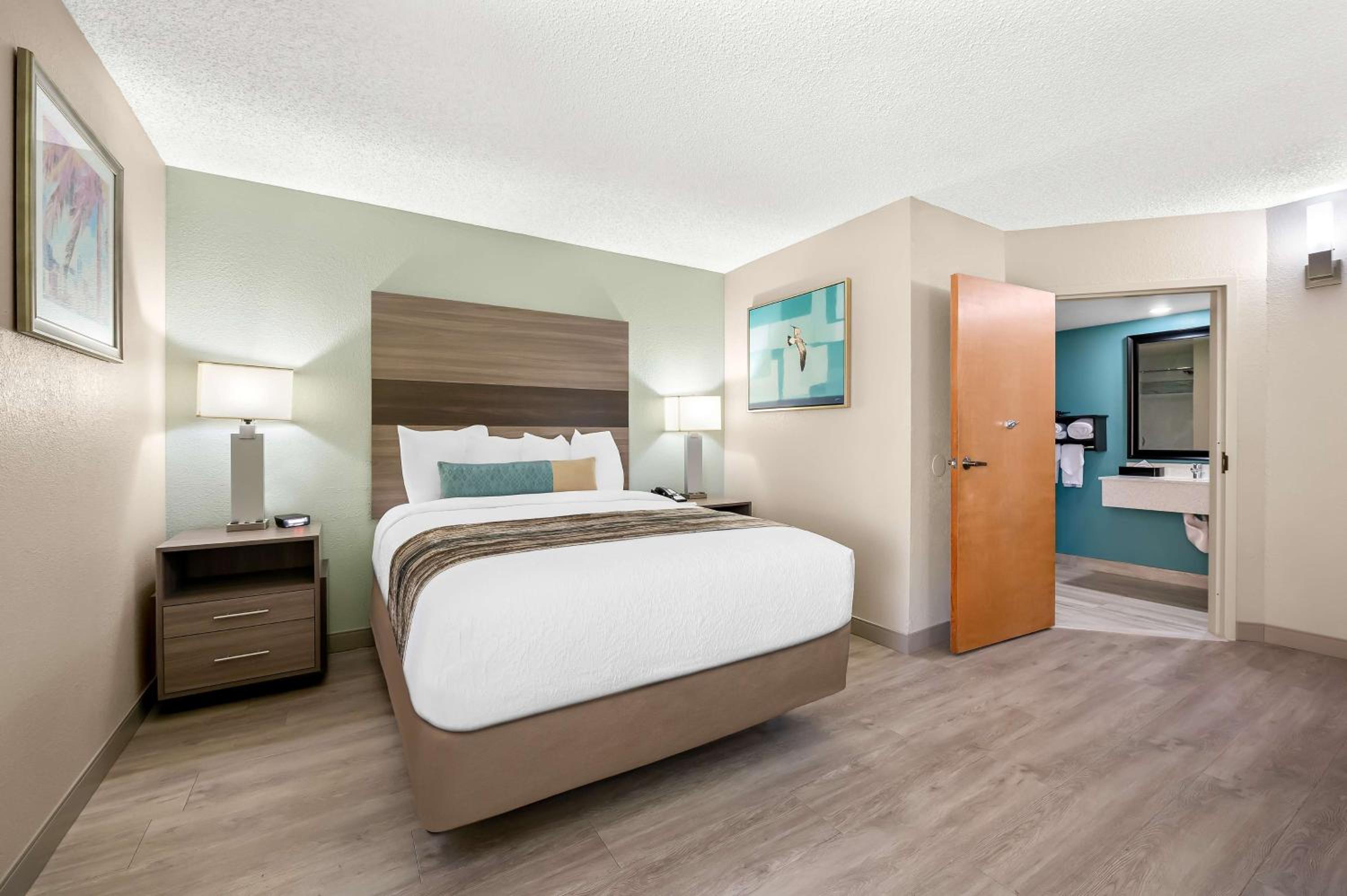 Queen Room with Roll-In Shower - Mobility Access photo 3