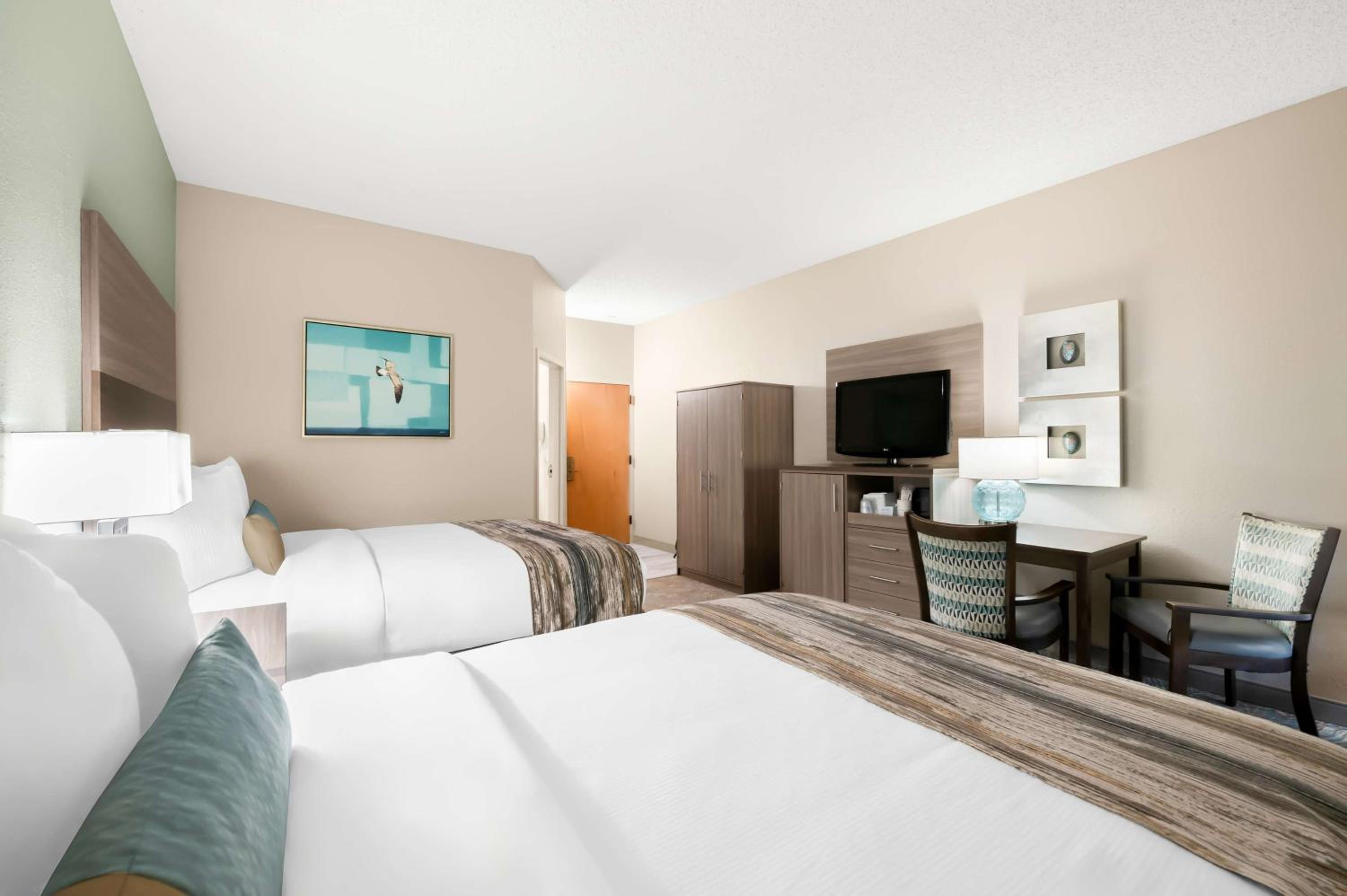 Queen Room with Two Queen Beds - Non-Smoking photo 3