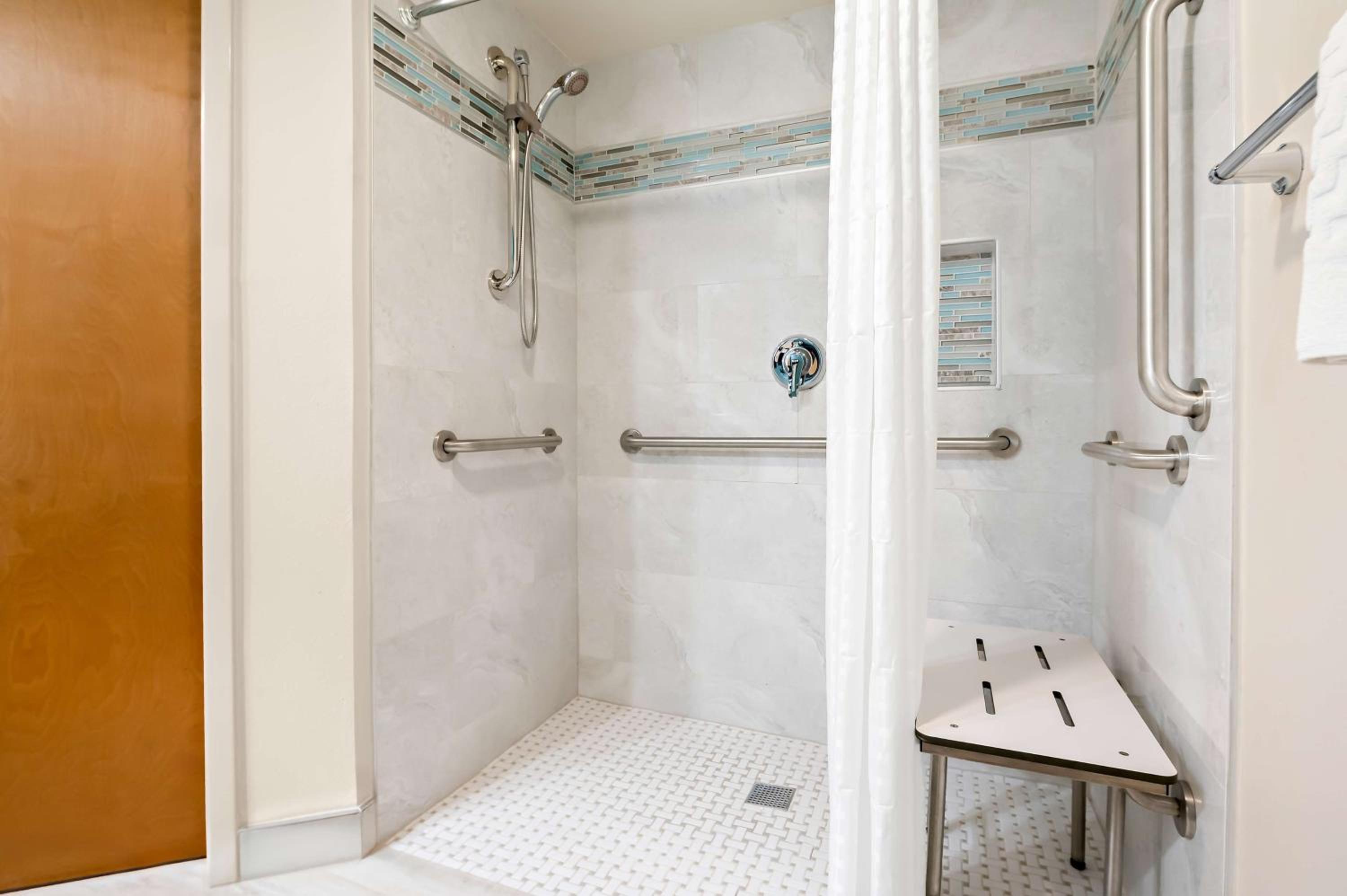 Queen Room with Roll-In Shower - Mobility Access photo 2
