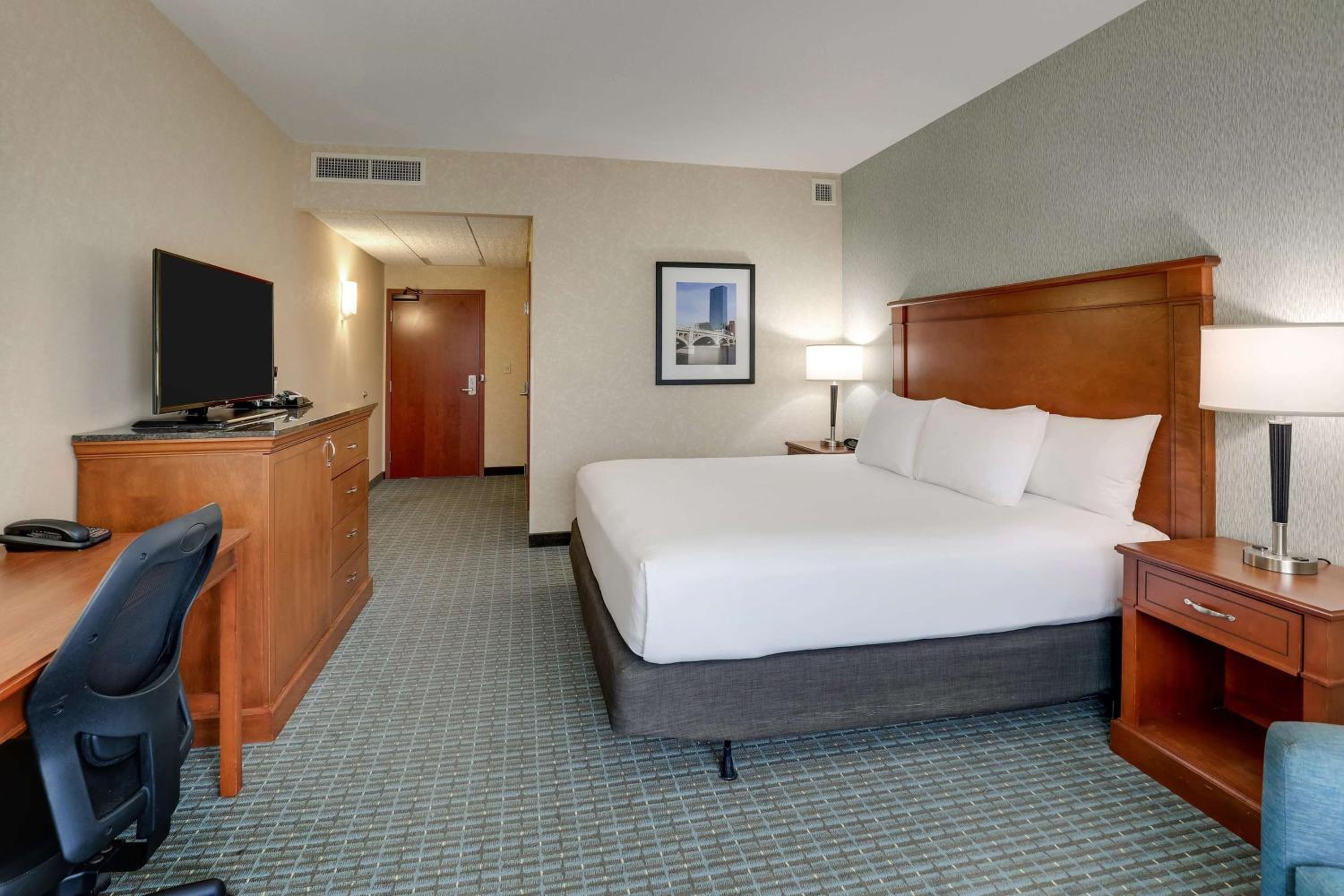 Deluxe King Room - Hearing Accessible, Roll-in Shower - Photo 3