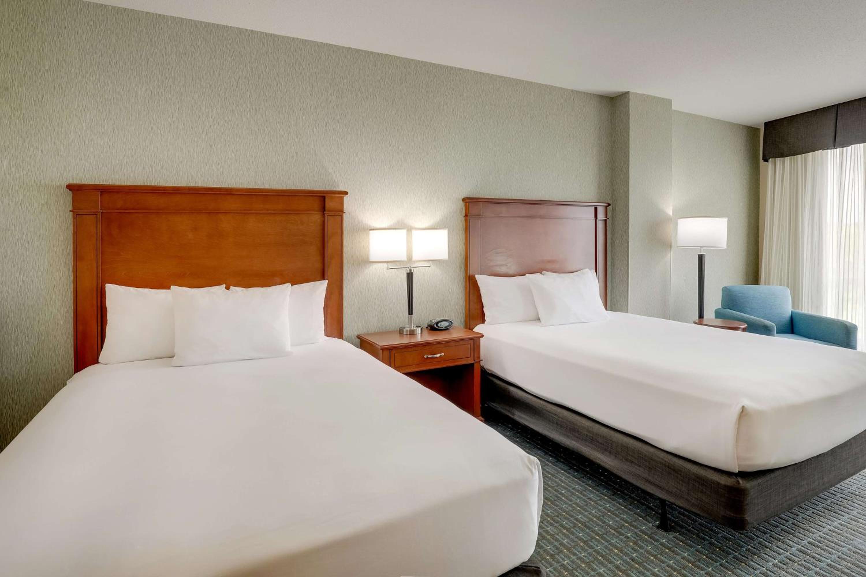 Deluxe Queen Room with Two Queen Beds - Hearing Accessible, Roll-in Shower - Photo 5
