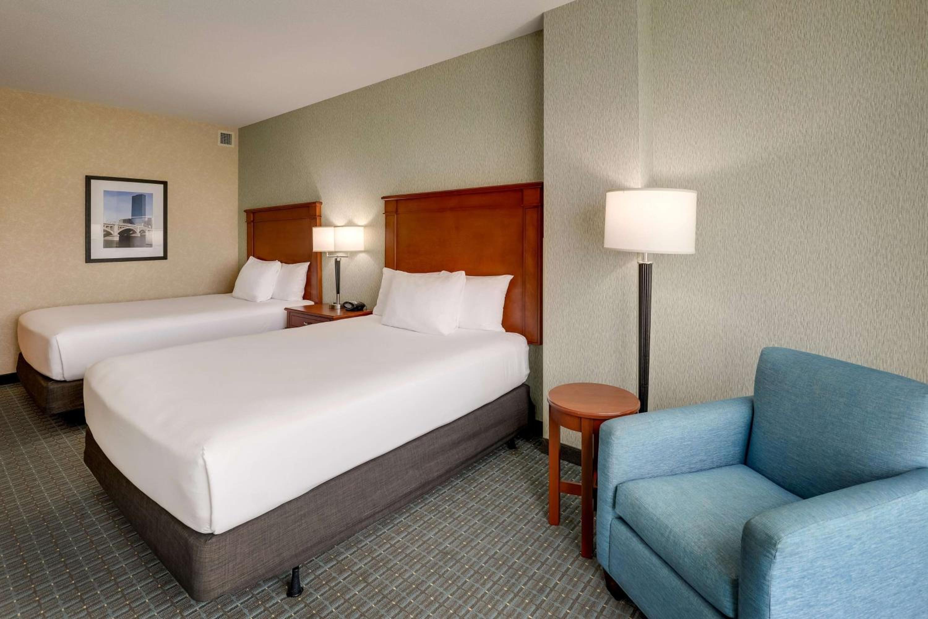 Deluxe Queen Room with Two Queen Beds - Hearing Accessible, Roll-in Shower - Photo 2