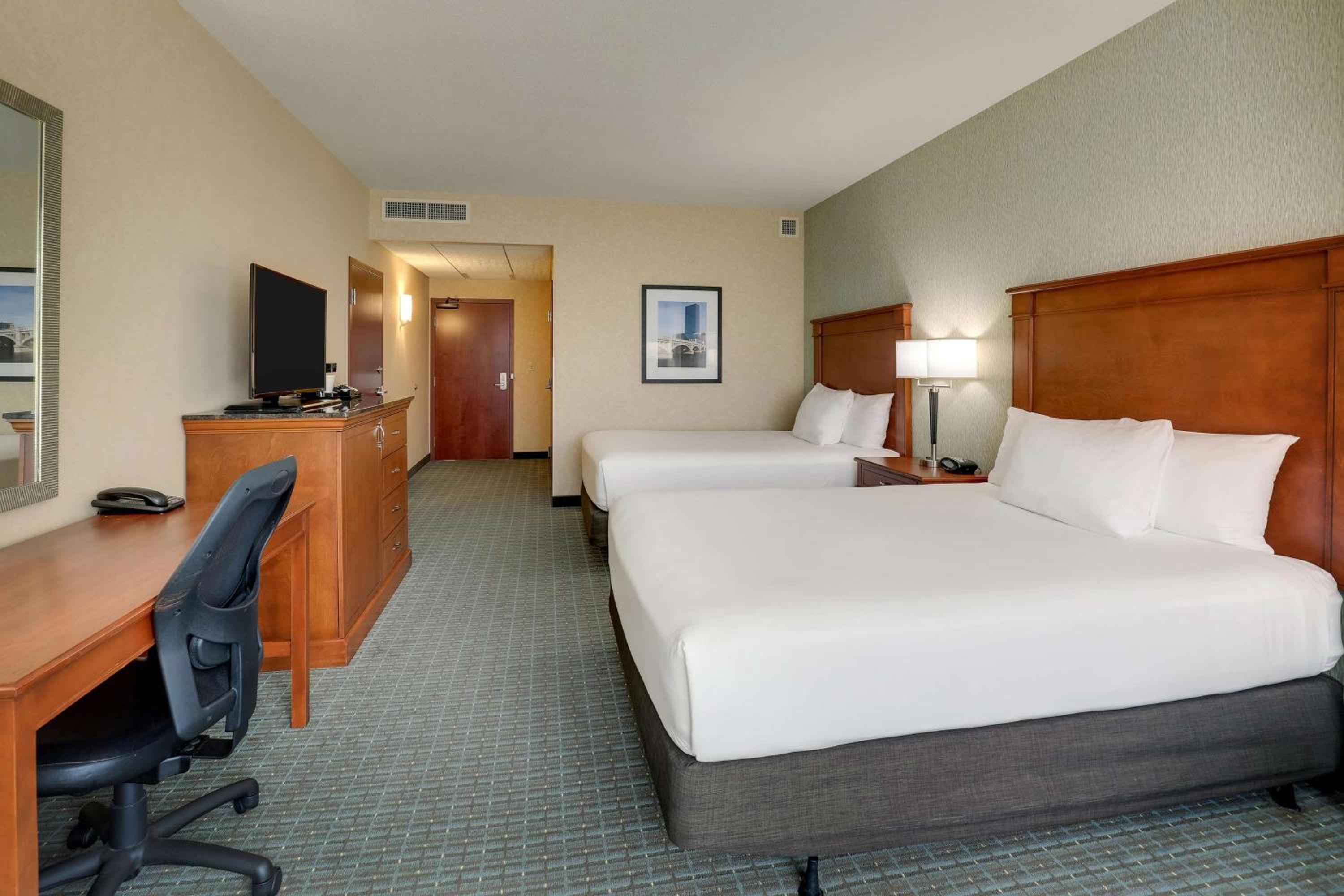 Deluxe Queen Room with Two Queen Beds - Hearing Accessible, Roll-in Shower - Photo 3