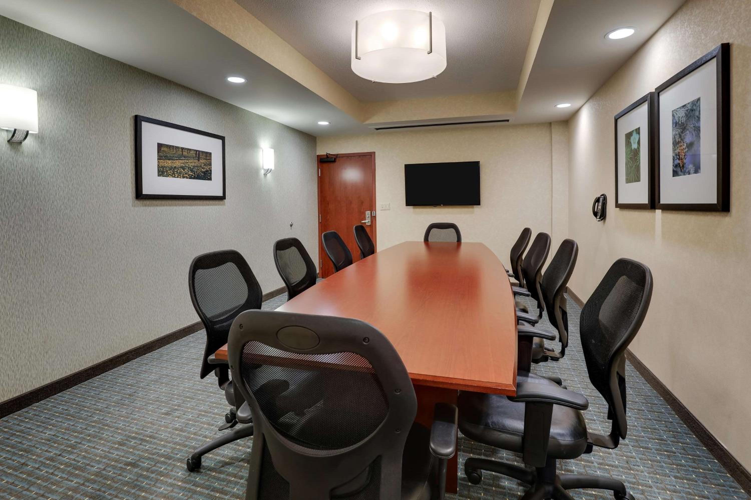 Deluxe King Meeting Room, 2 Rooms - Hearing Accessible , Tub photo 3