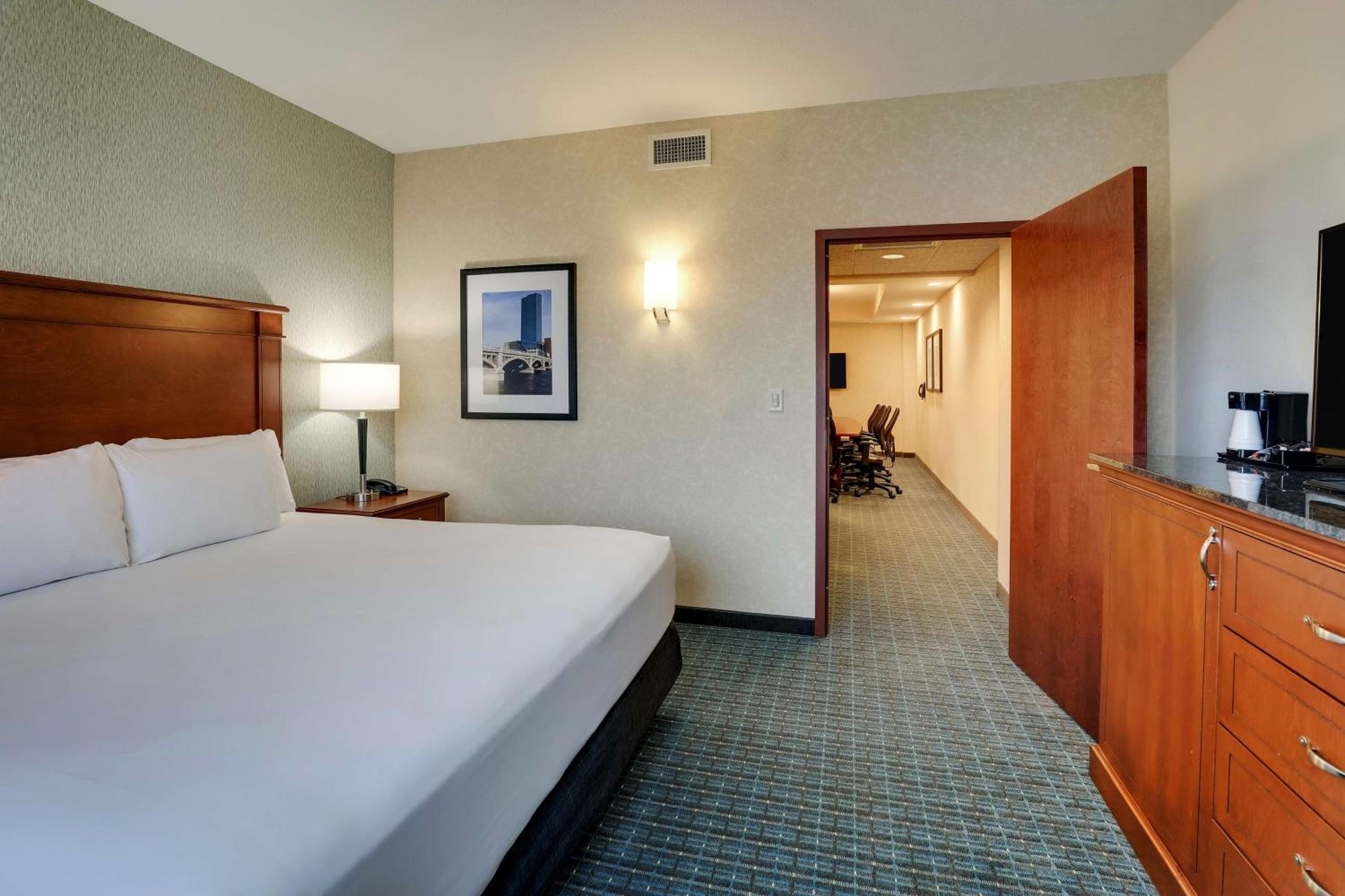Deluxe King Meeting Room, 2 Rooms - Hearing Accessible , Tub photo 1
