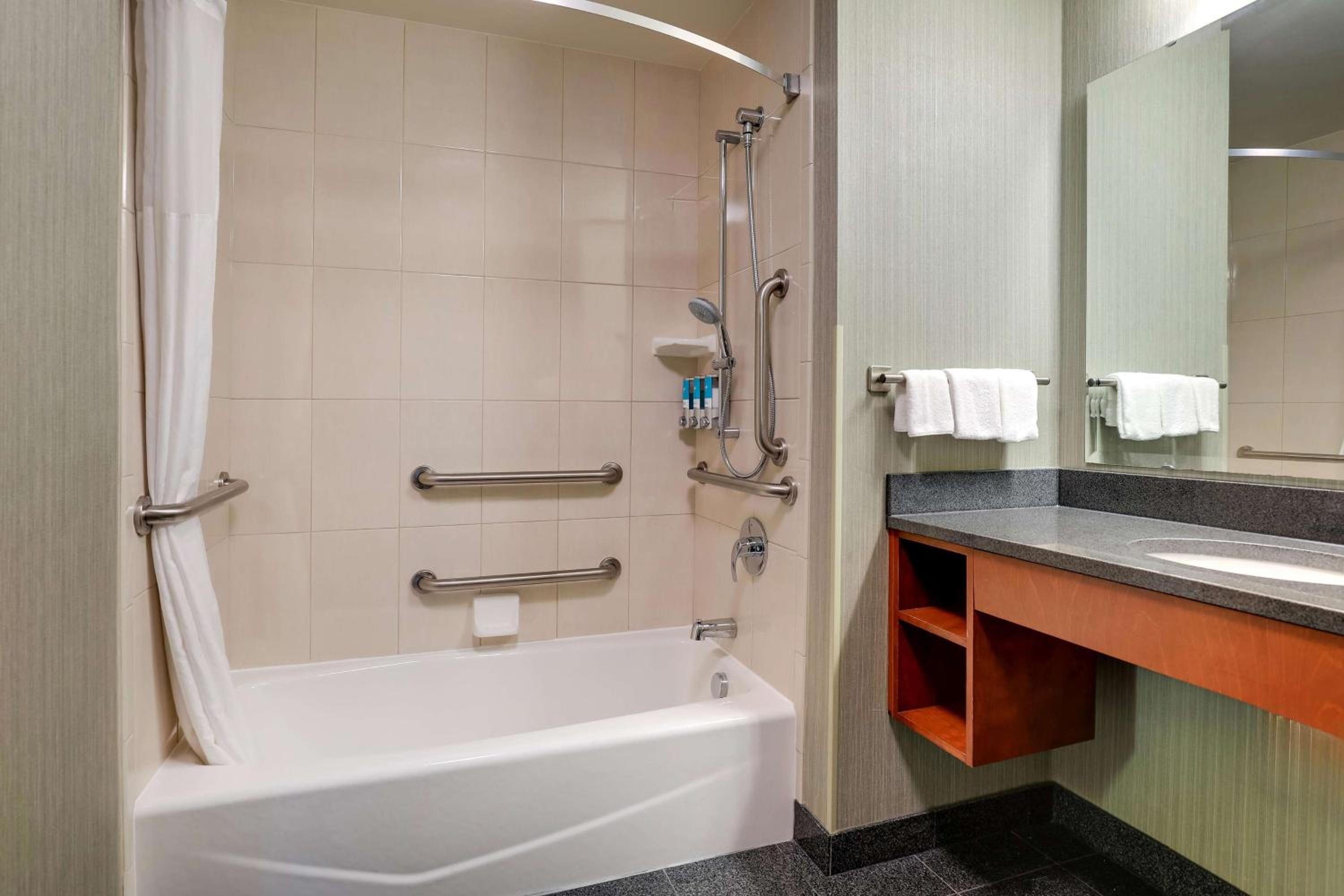 Deluxe Queen Room with Two Queen Beds - Accessible, Tub - Photo 2