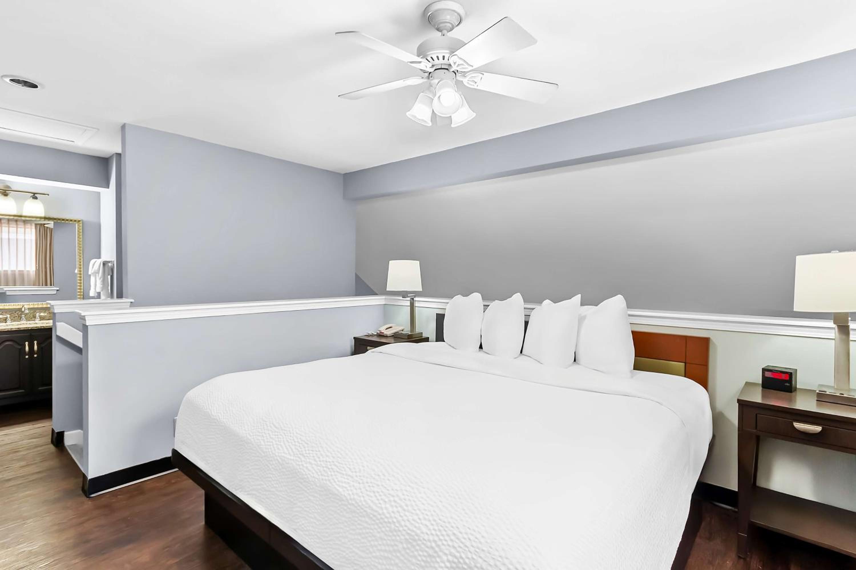 King Suite with Two King Beds and Sofa Bed  - Photo 4