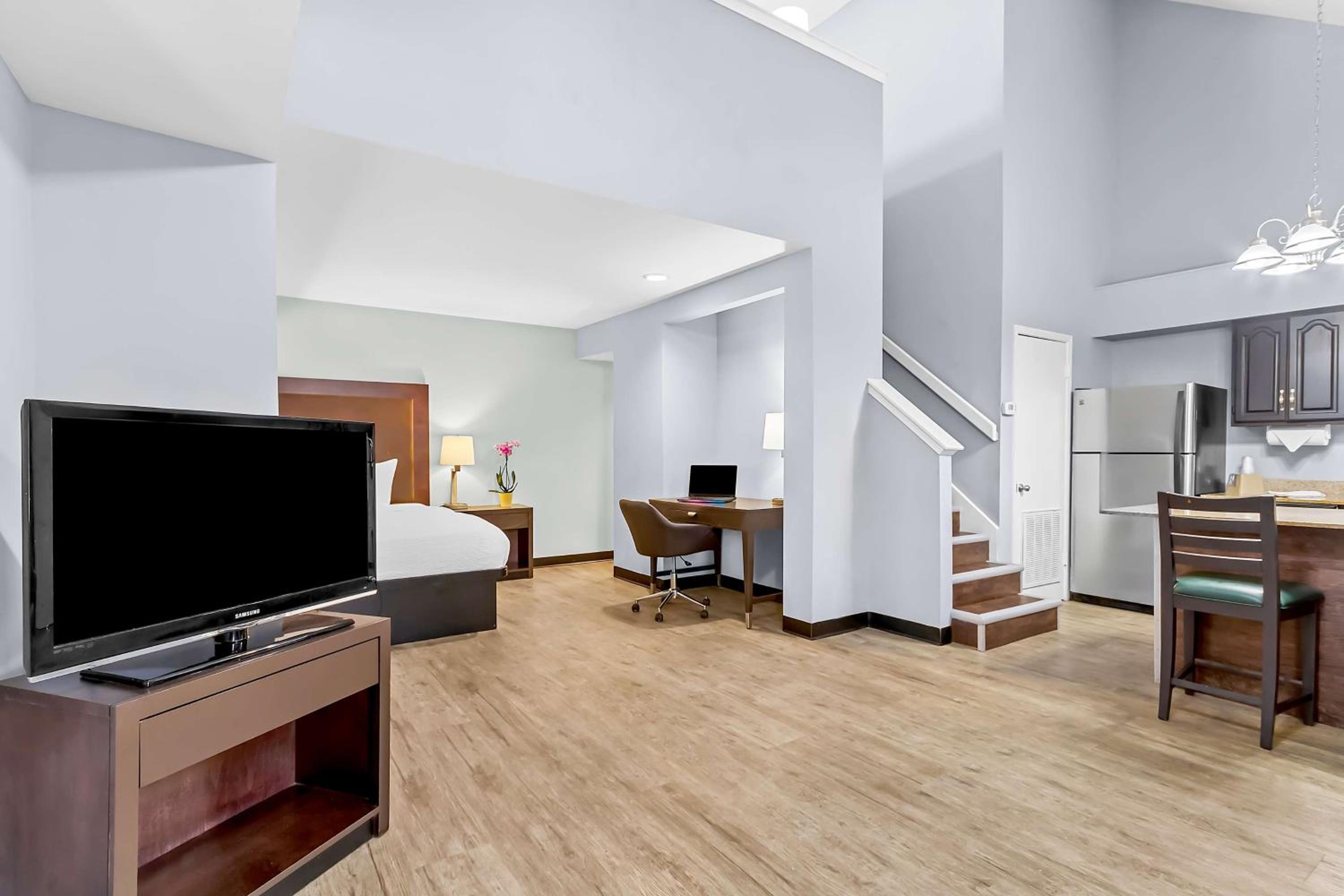 King Suite with Two King Beds and Sofa Bed  - Photo 5
