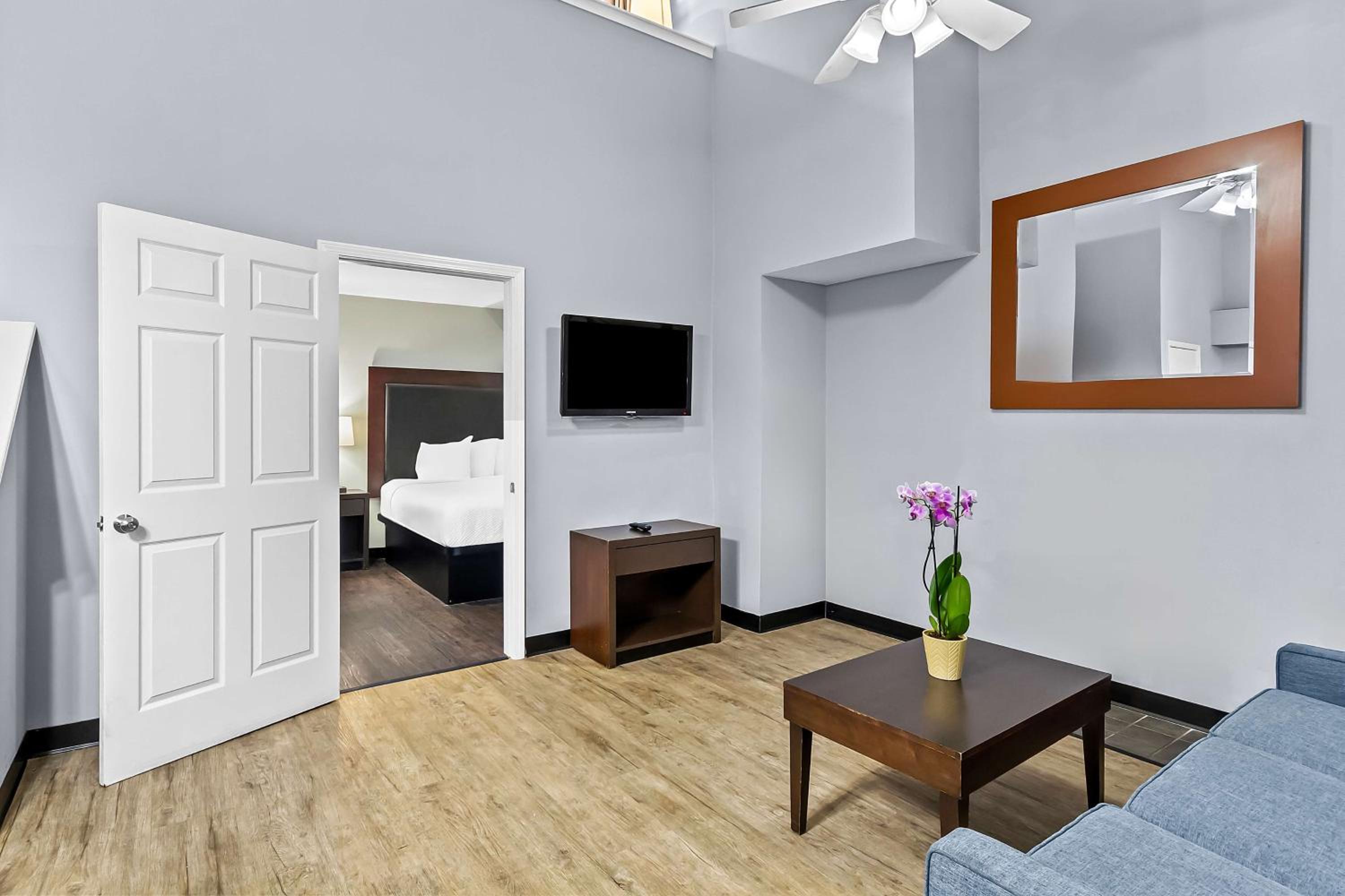 King Suite with Separate Bedroom - Photo 3
