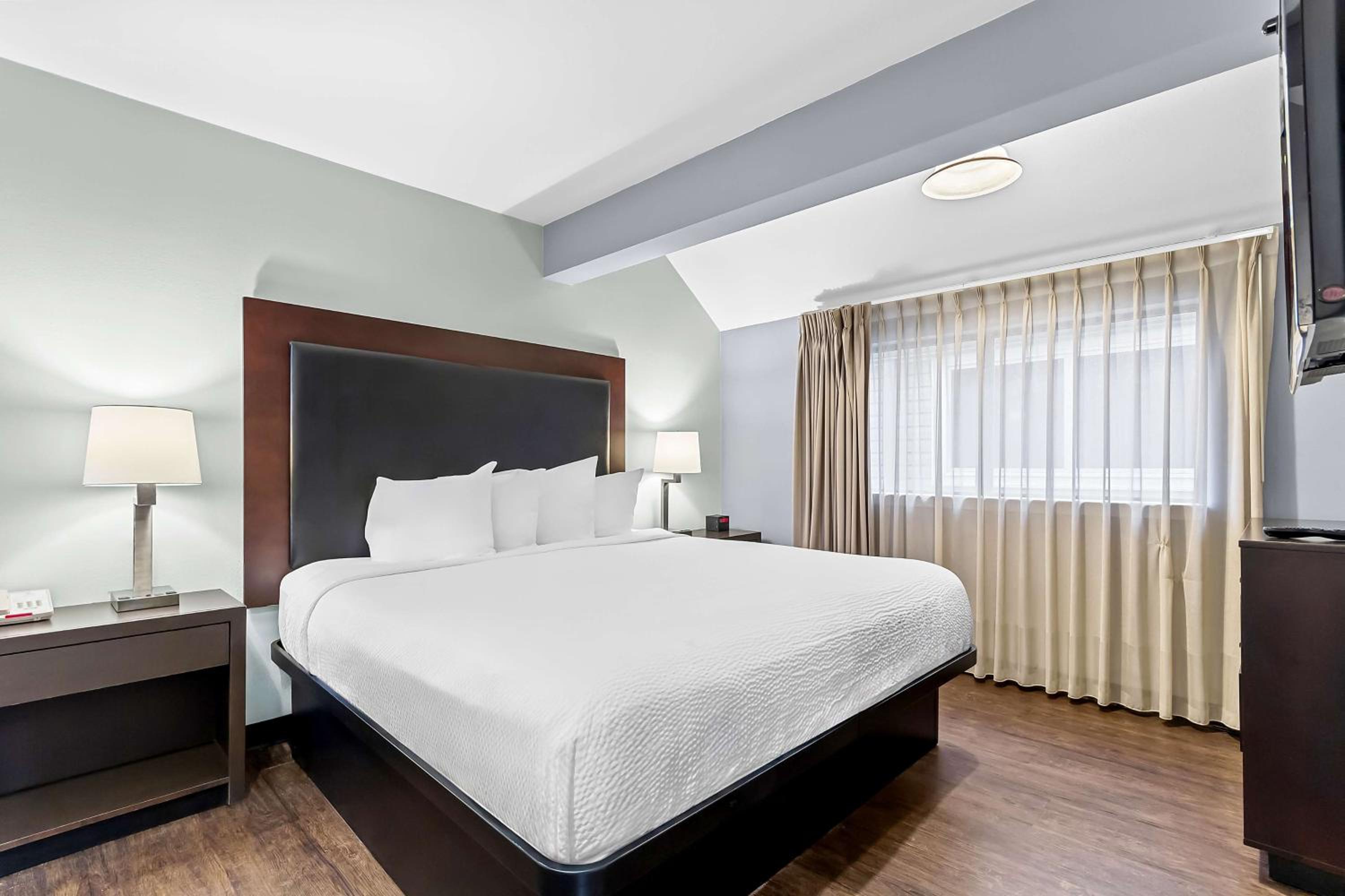 King Suite with Separate Bedroom - Photo 7