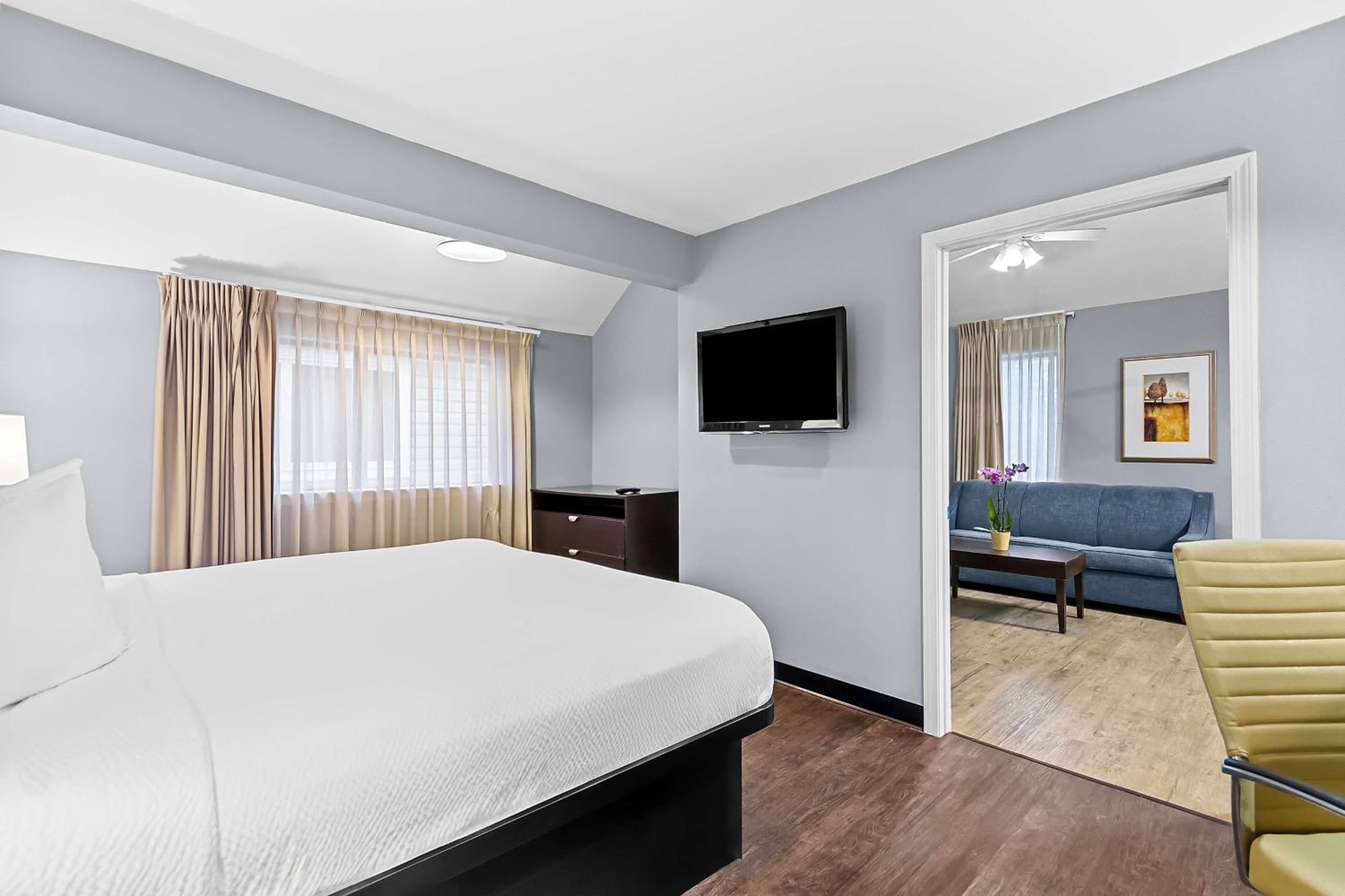 King Suite with Separate Bedroom - Photo 2